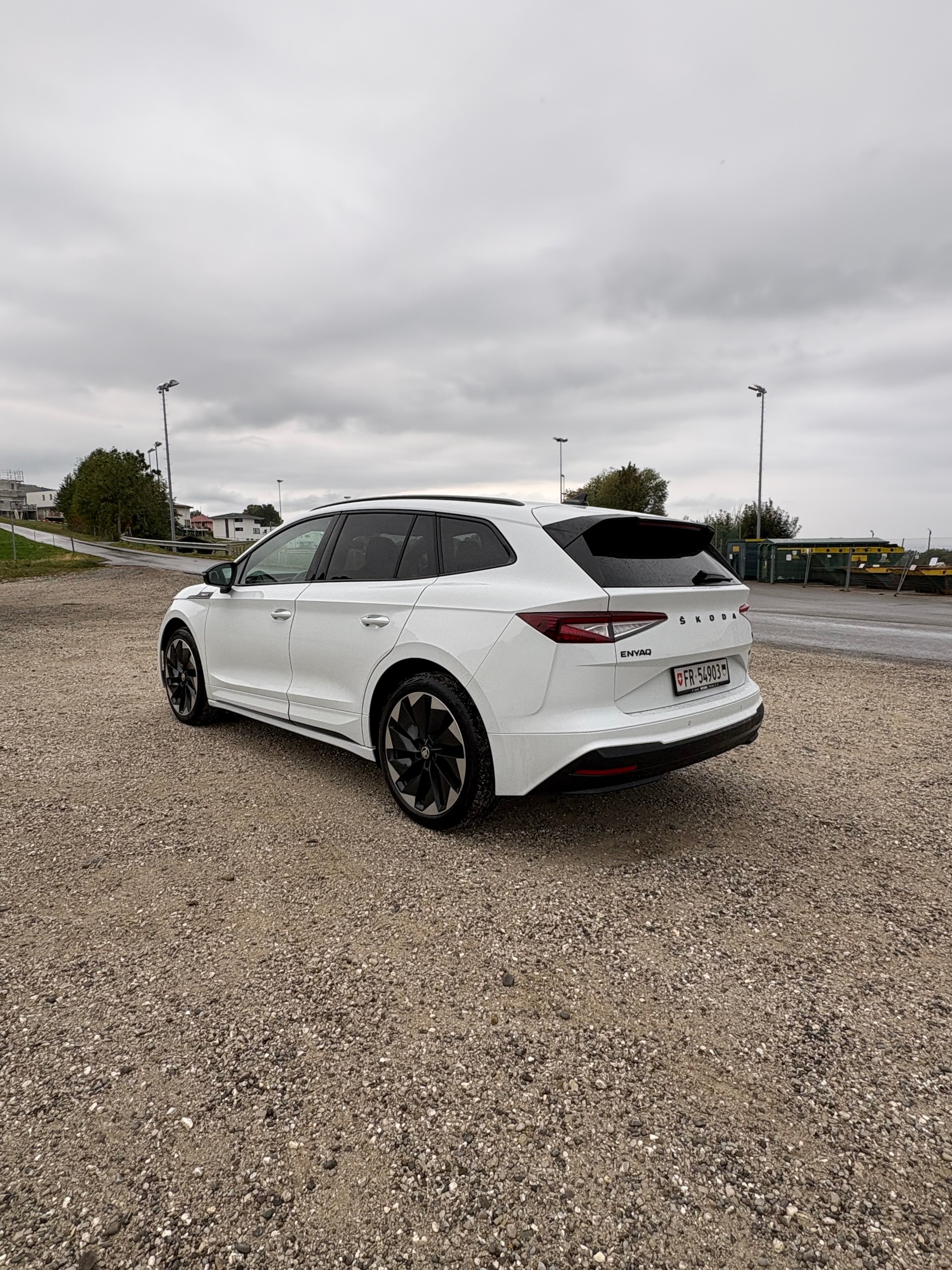 SKODA ENYAQ IV 80 Sportline *Vollausstattung*, *8-fach bereift*, *neue Winterreifen*, *1. Hand*-image-3