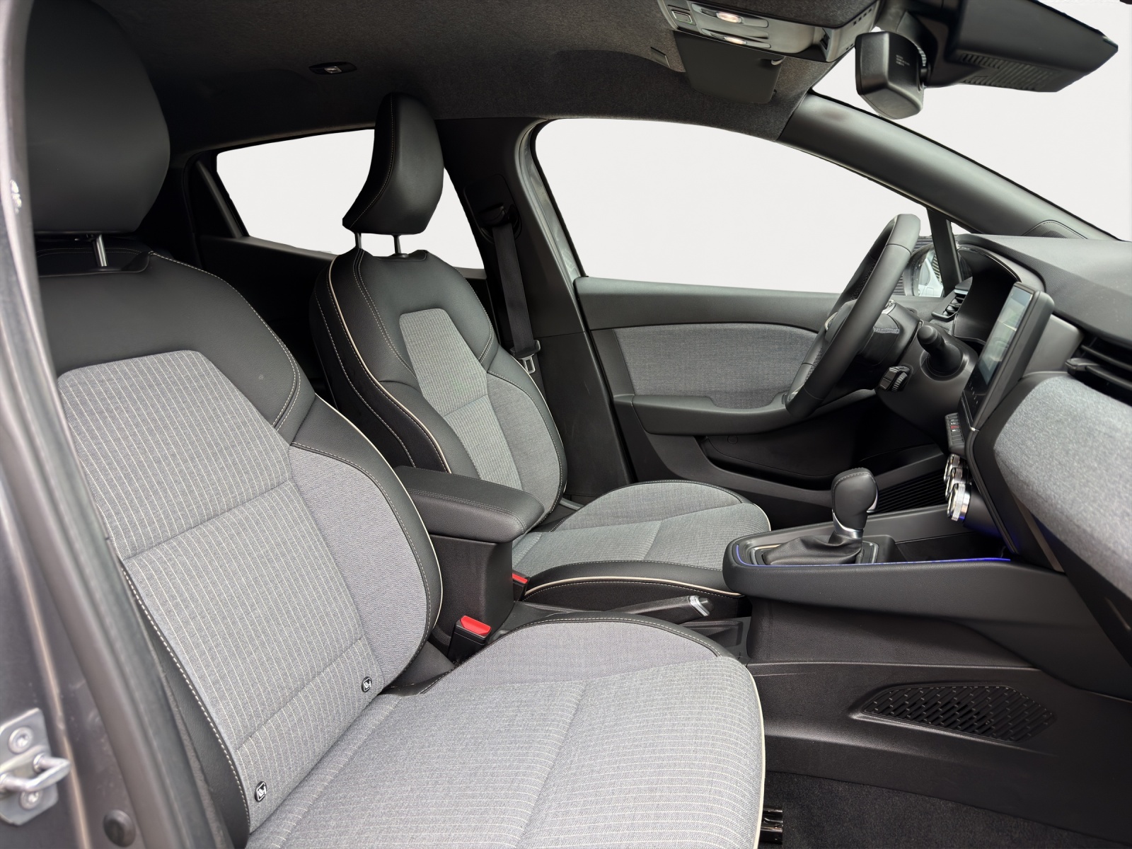 RENAULT Clio 1.6 E-Tech Techno-image-12