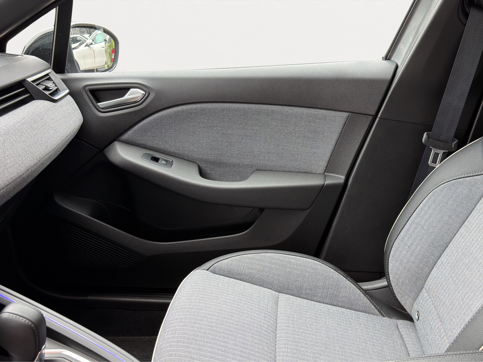 RENAULT Clio 1.6 E-Tech Techno-image-14
