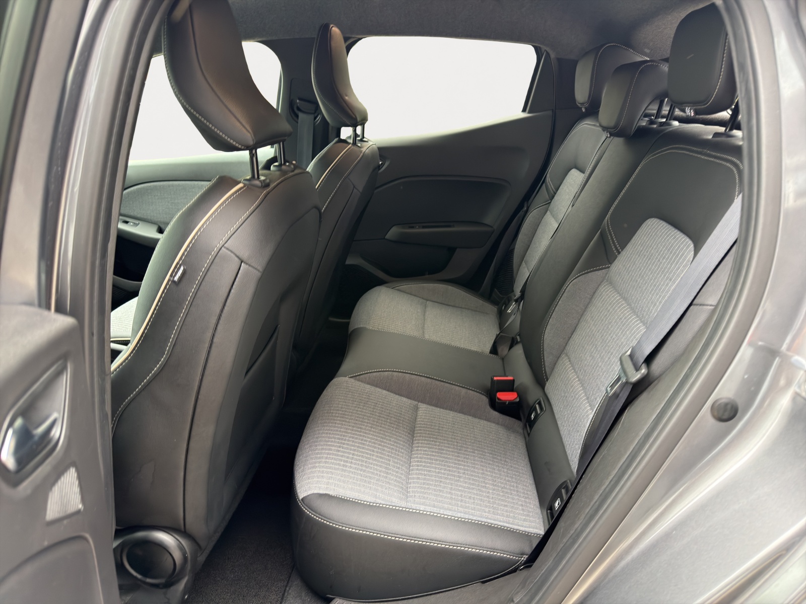 RENAULT Clio 1.6 E-Tech Techno-image-15