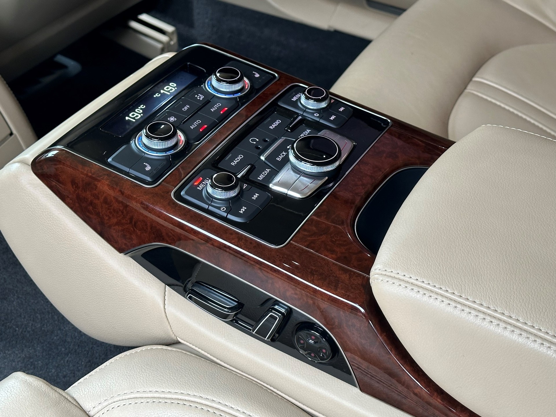 AUDI A8 L 3.0 TFSI quattro tiptronic-image-10