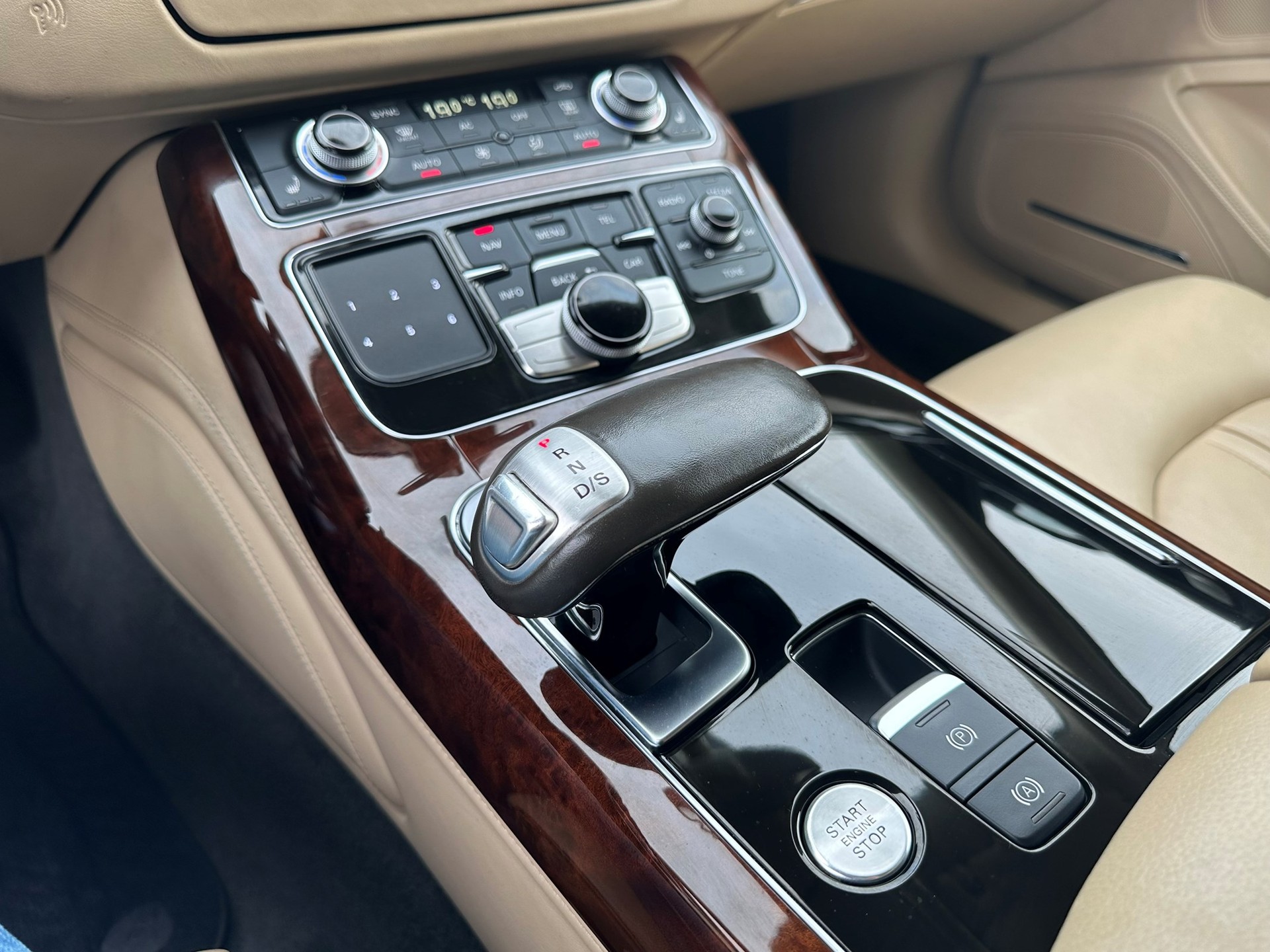 AUDI A8 L 3.0 TFSI quattro tiptronic-image-11