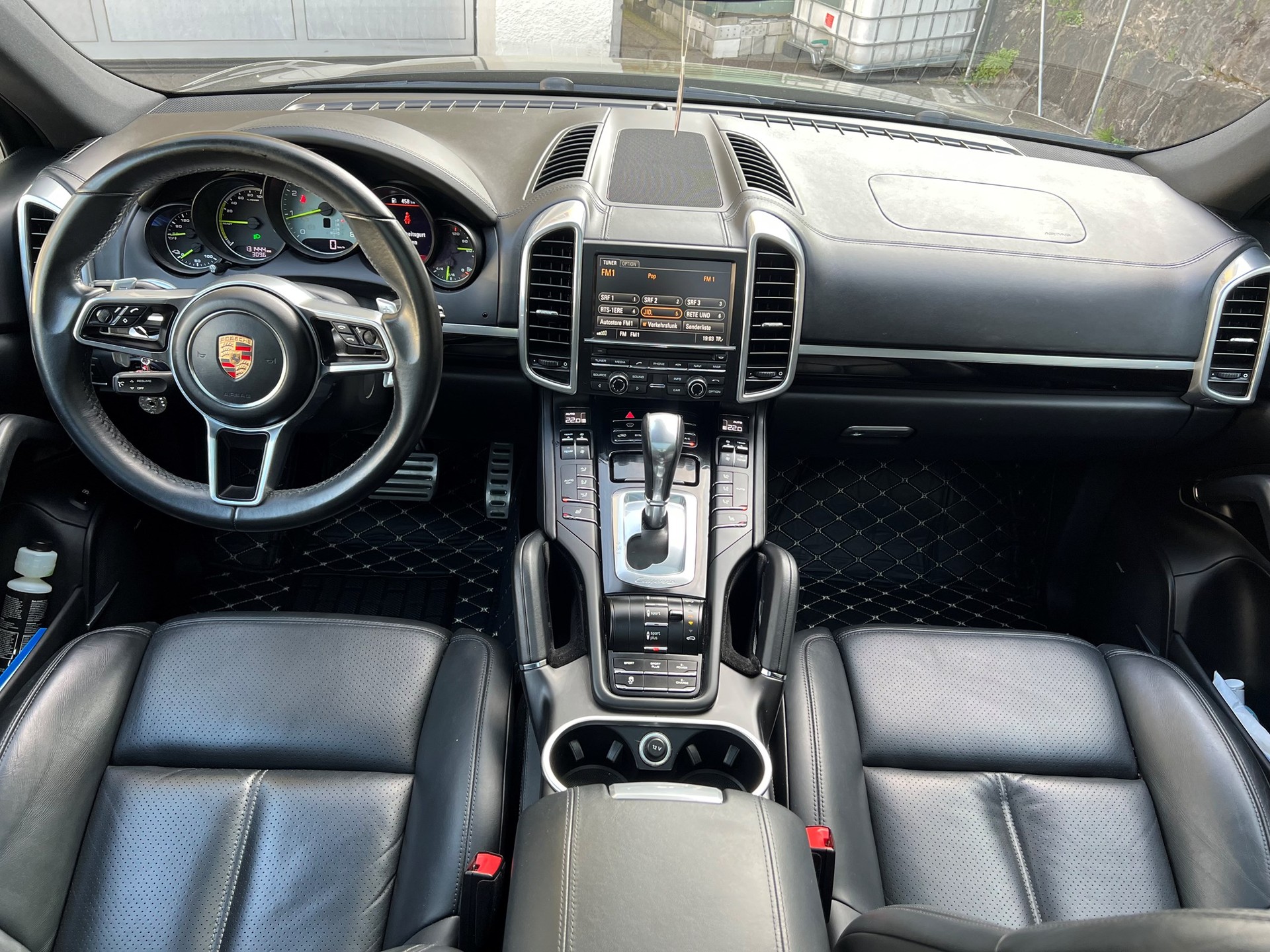 PORSCHE Cayenne S E-Hybrid-image-11