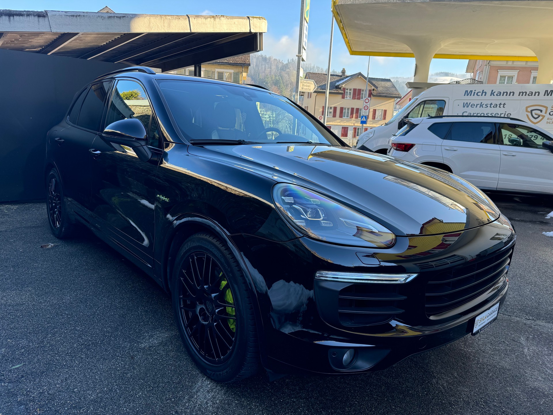 PORSCHE Cayenne S E-Hybrid-image-4