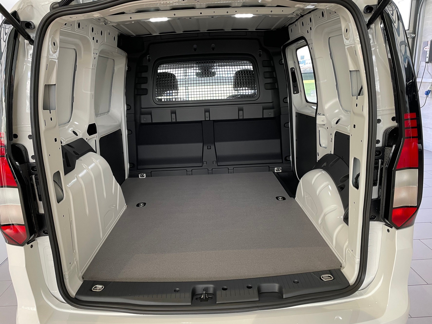 VW Caddy Cargo 1.5 TSI Entry-image-9