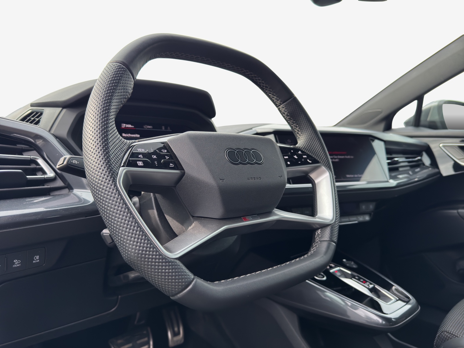 AUDI Q4 e-tron 45 Attraction quattro-image-9