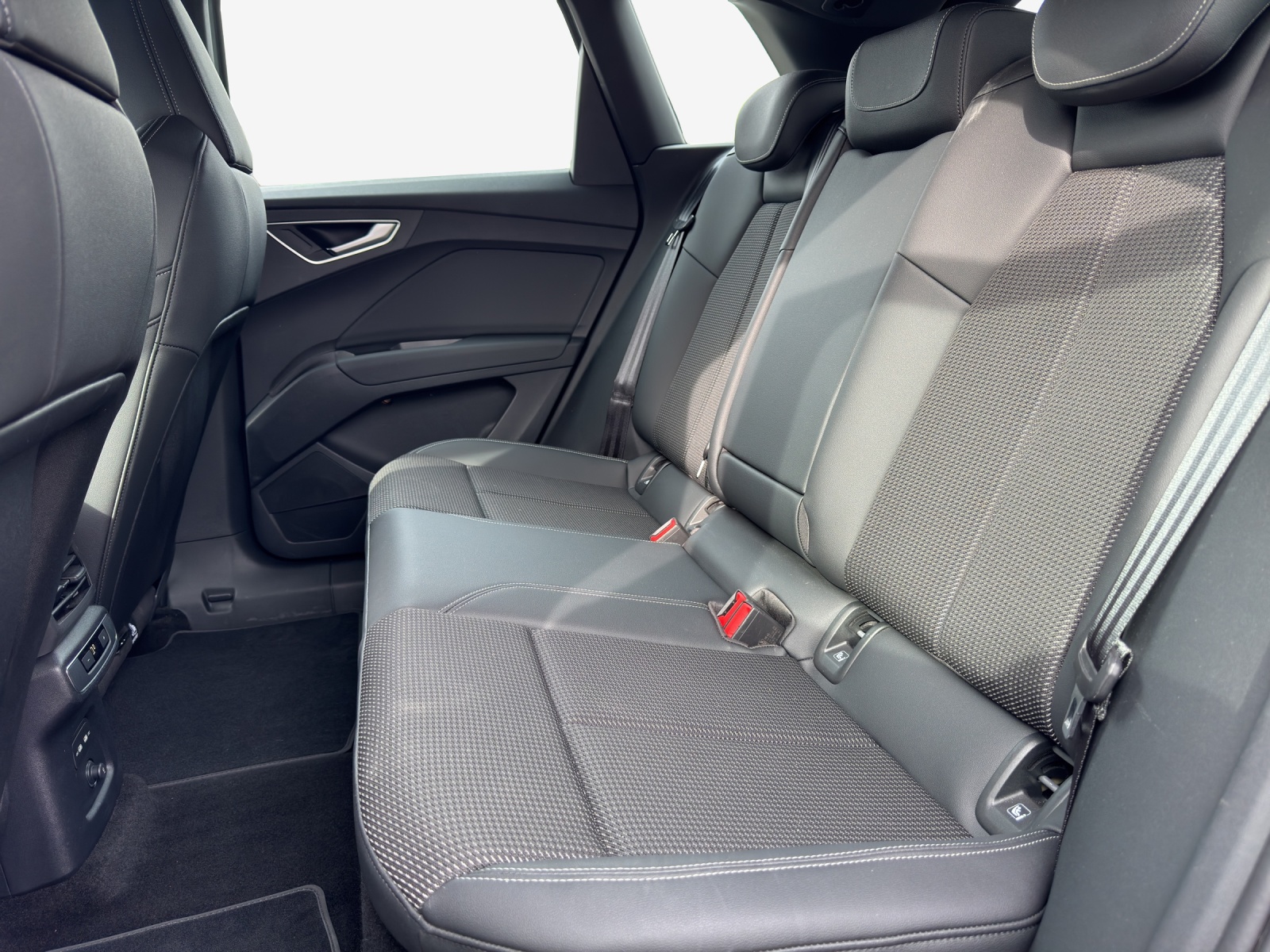 AUDI Q4 e-tron 45 Attraction quattro-image-11