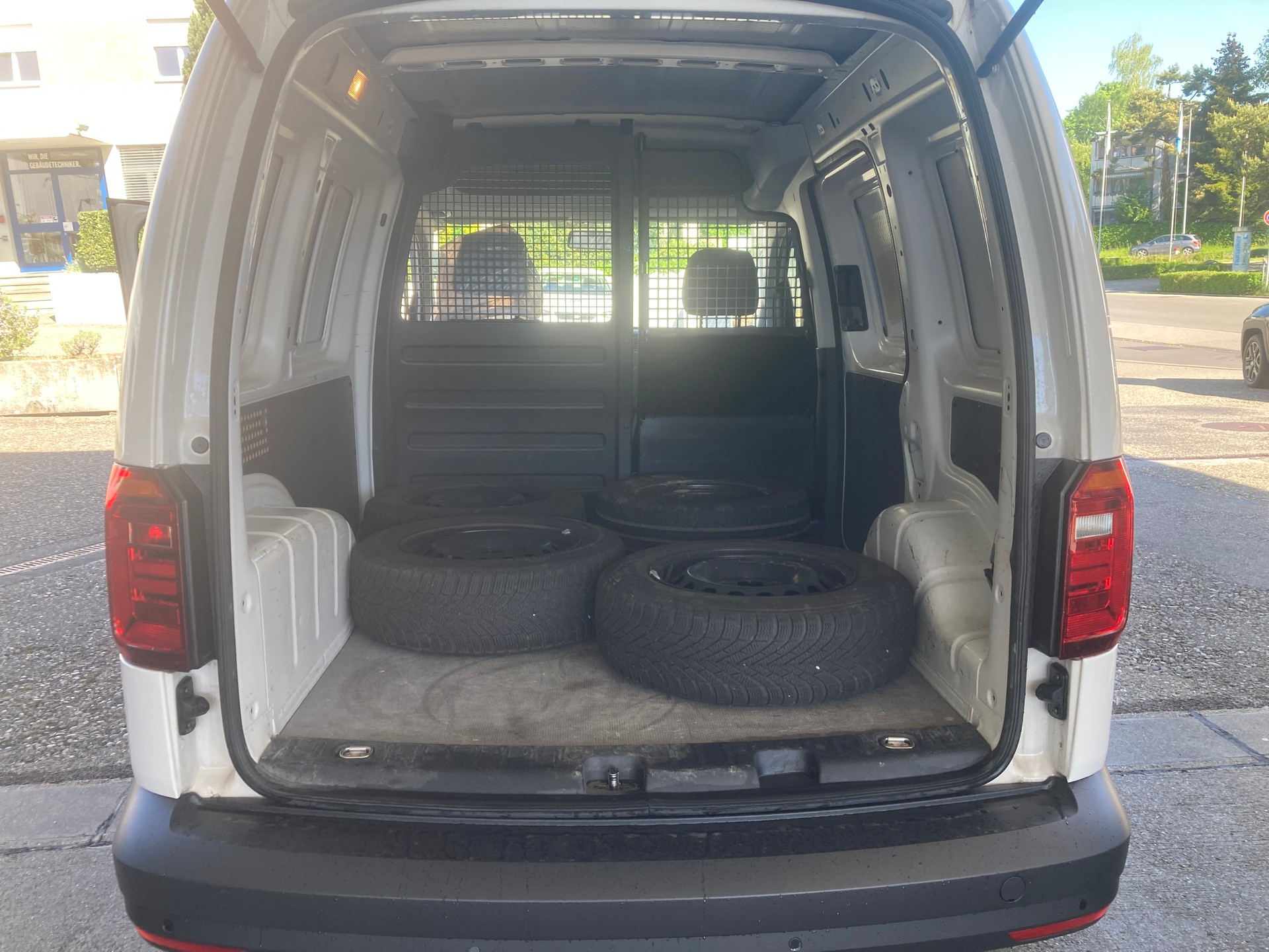 VW Caddy 2.0TDI BlueMotion Technology-image-7