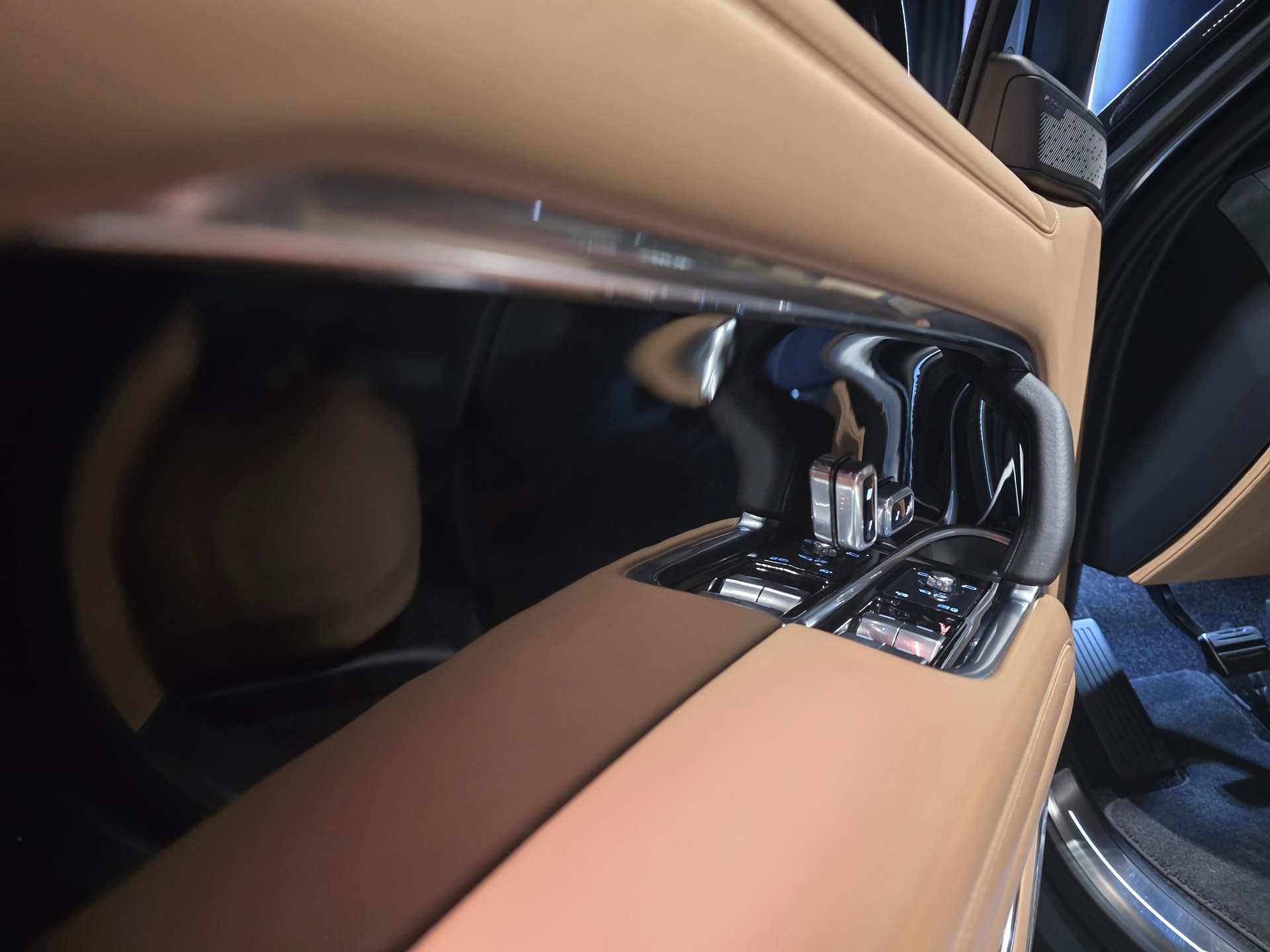 LAND ROVER Range Rover 4.4 V8 Autobiography-image-6
