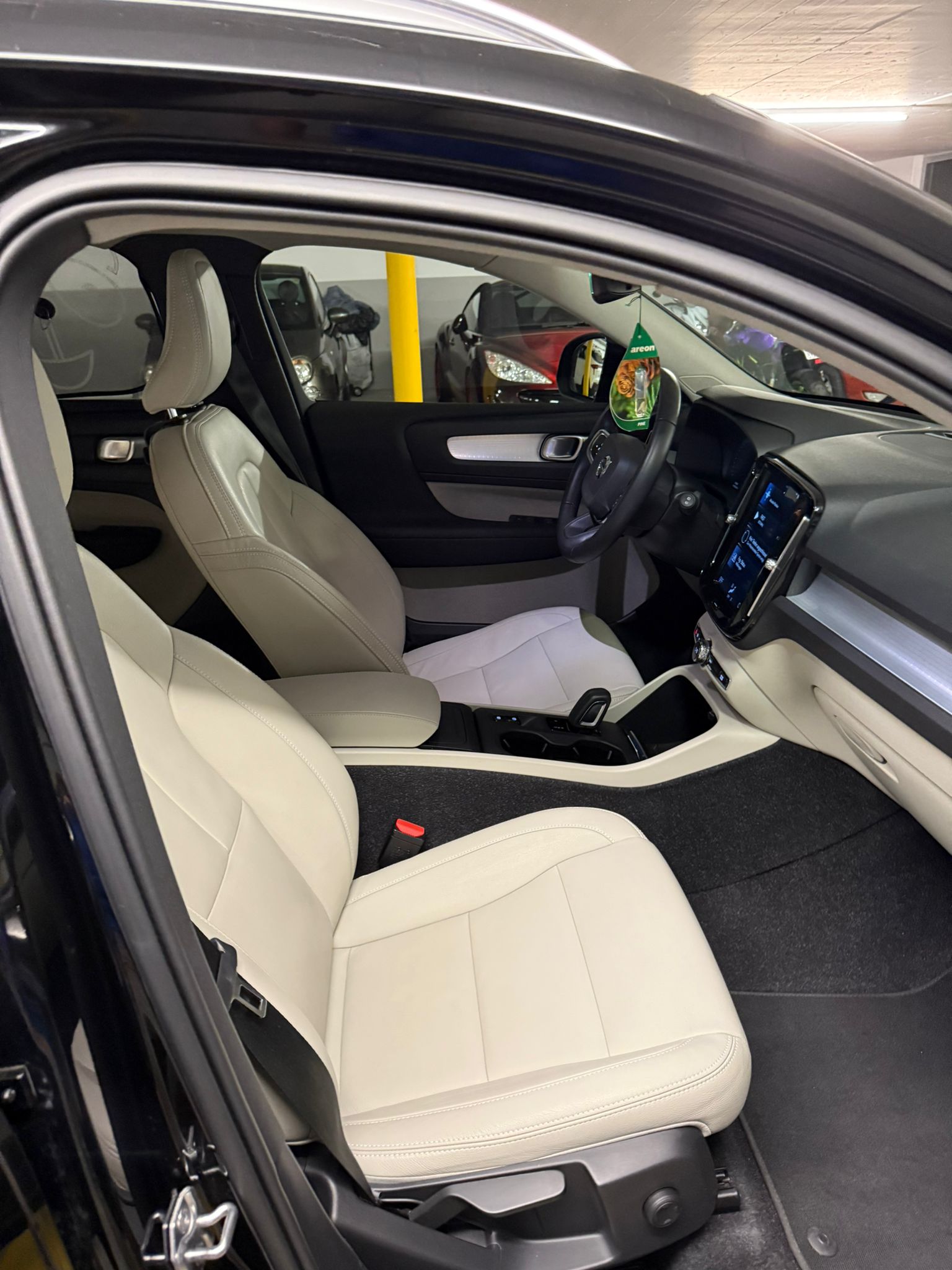 VOLVO XC40 T3 Momentum Geartronic-image-11