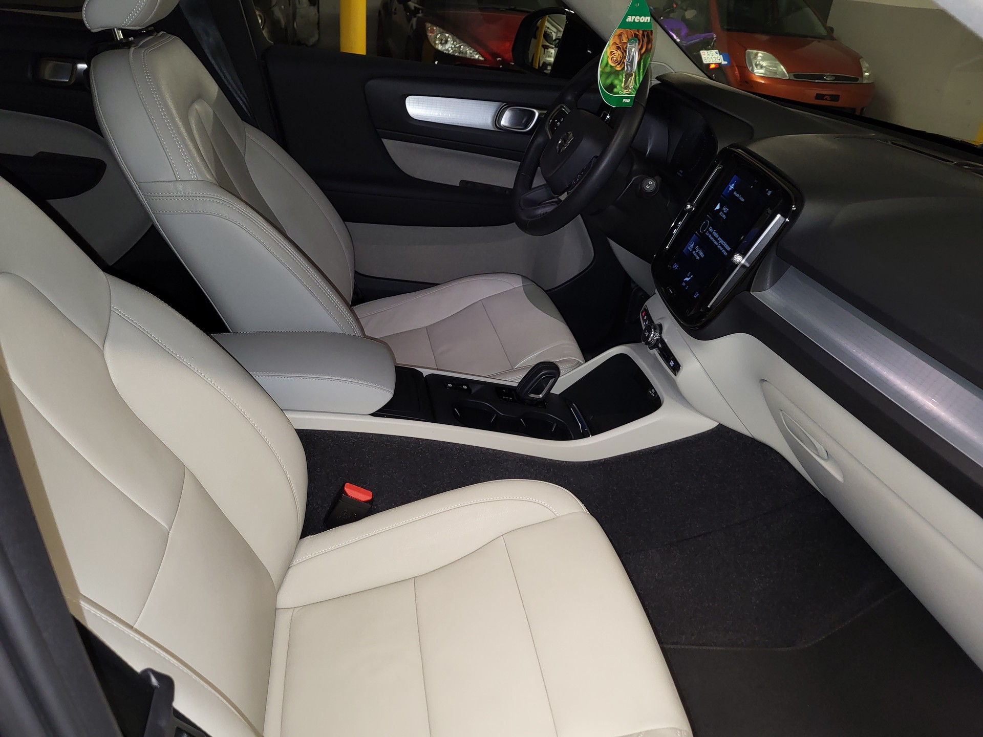VOLVO XC40 T3 Momentum Geartronic-image-9