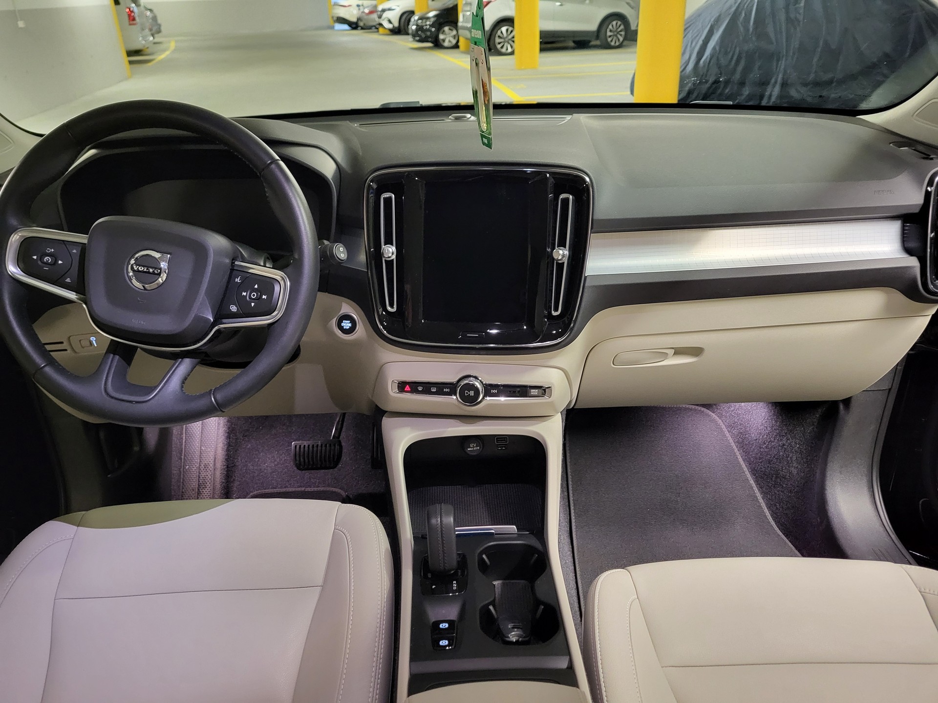 VOLVO XC40 T3 Momentum Geartronic-image-2
