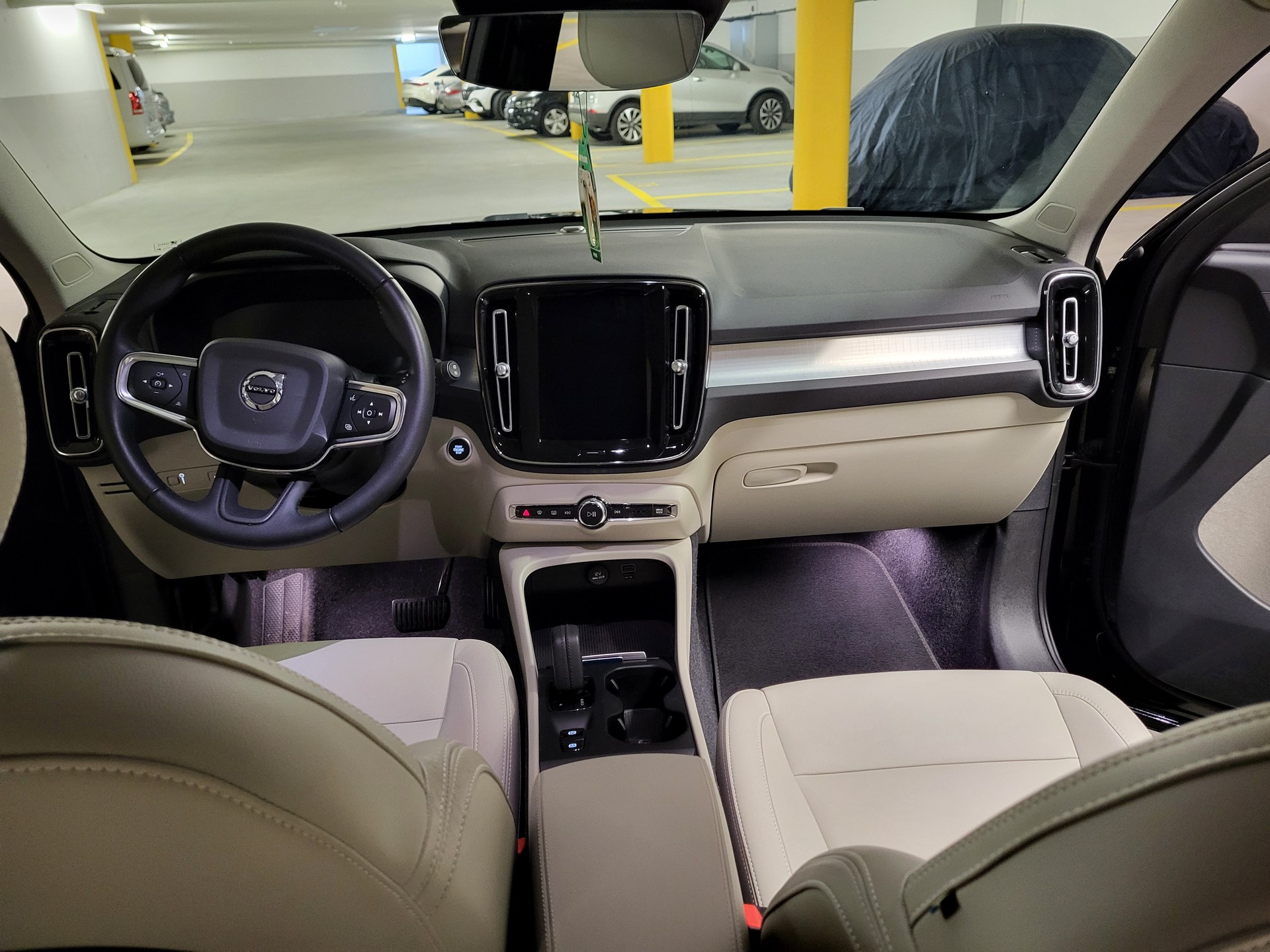 VOLVO XC40 T3 Momentum Geartronic-image-3