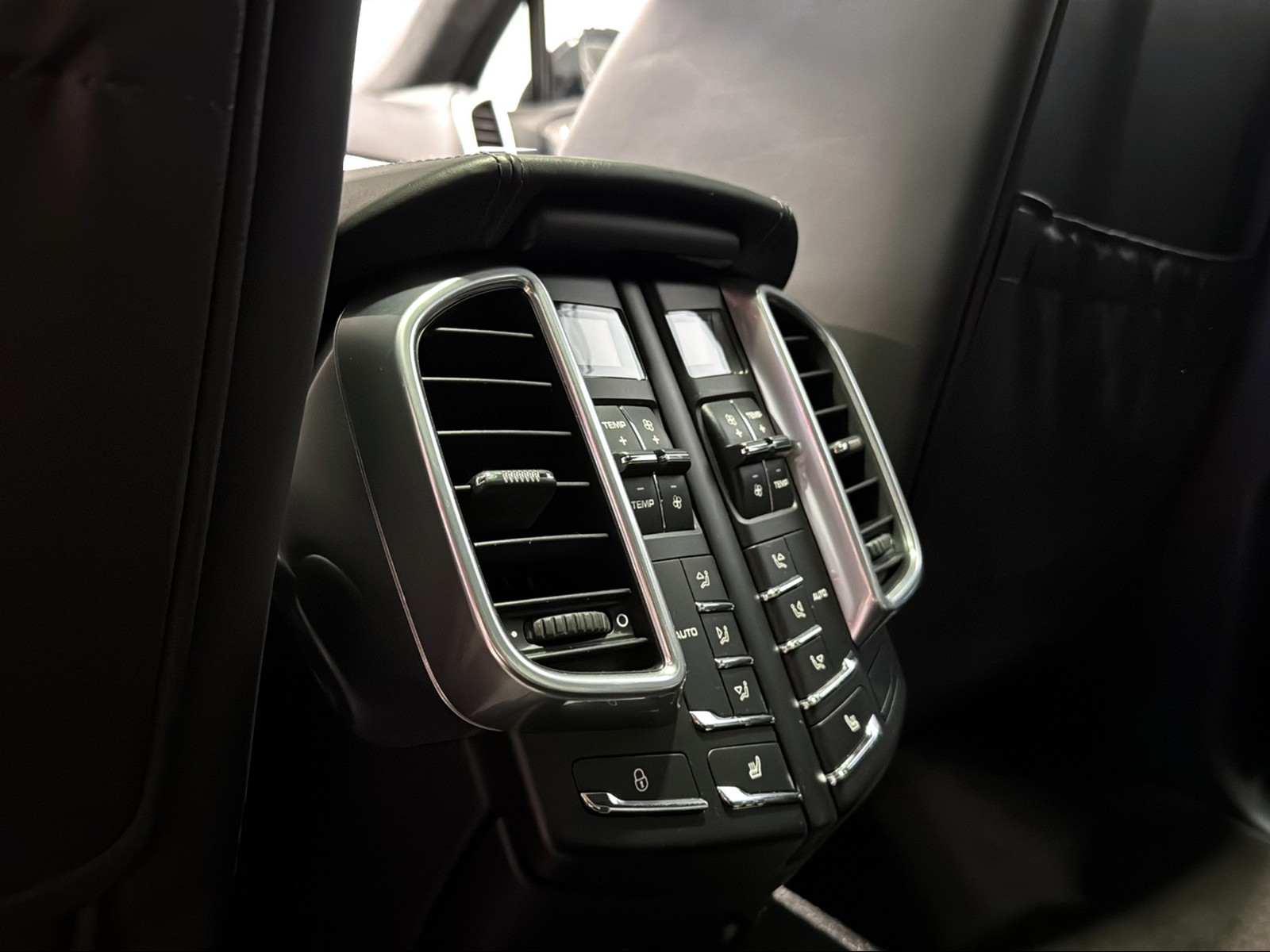 PORSCHE Cayenne Turbo S-image-16