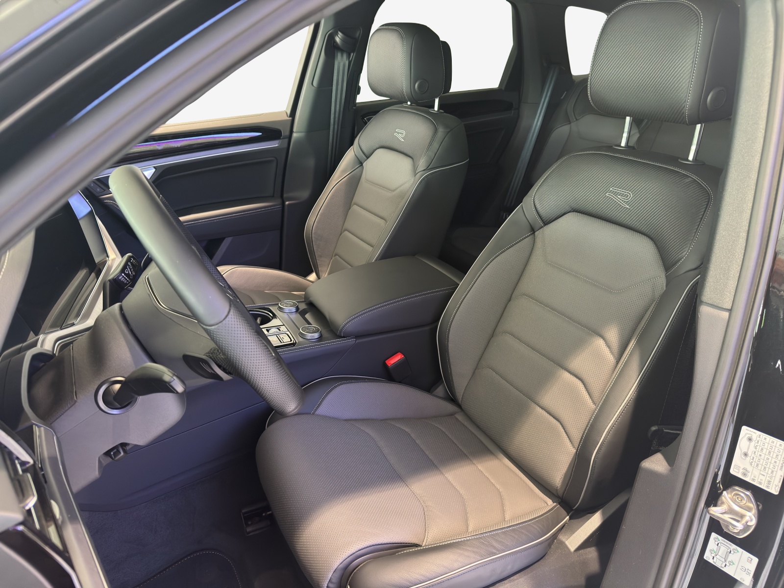 VW Touareg 3.0 TDI R-Line Tiptronic-image-13