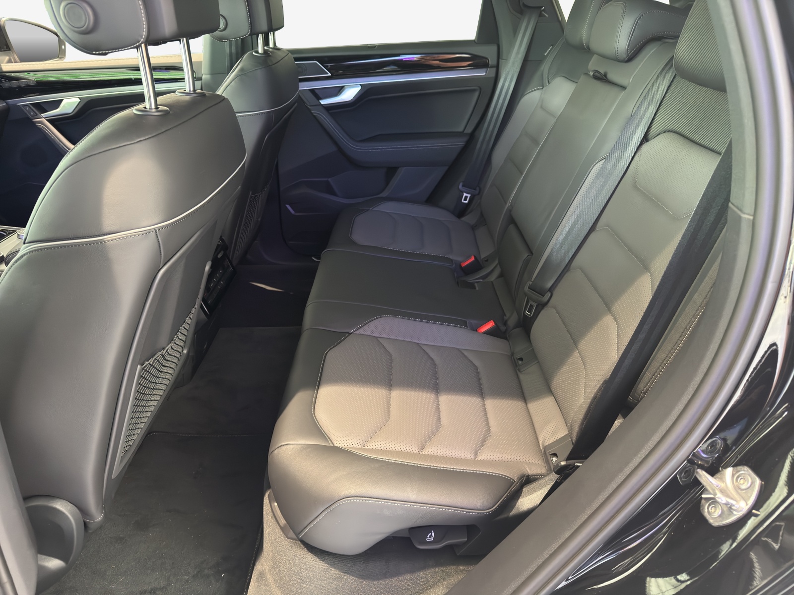 VW Touareg 3.0 TDI R-Line Tiptronic-image-11