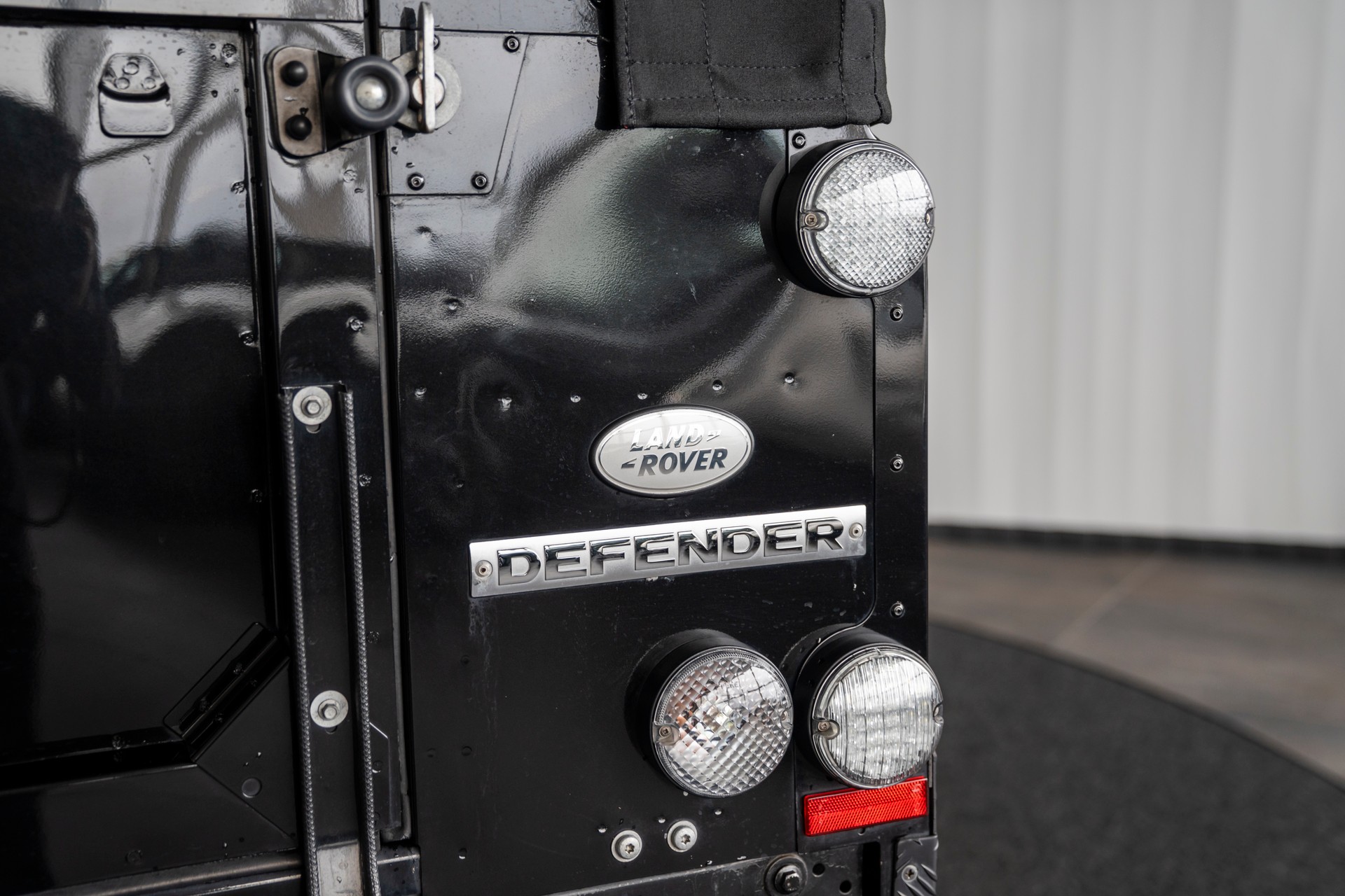 LAND ROVER Defender 90 SoftTop 2.4Tdc SVX-image-7