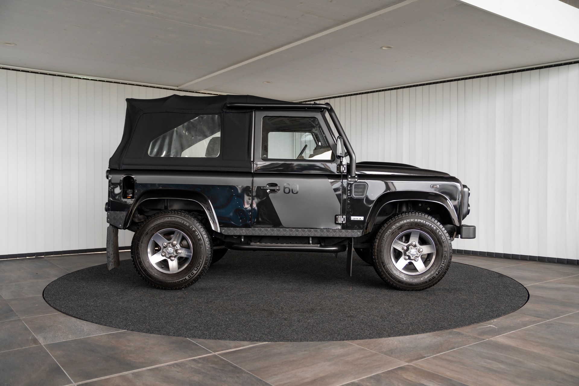 LAND ROVER Defender 90 SoftTop 2.4Tdc SVX-image-3