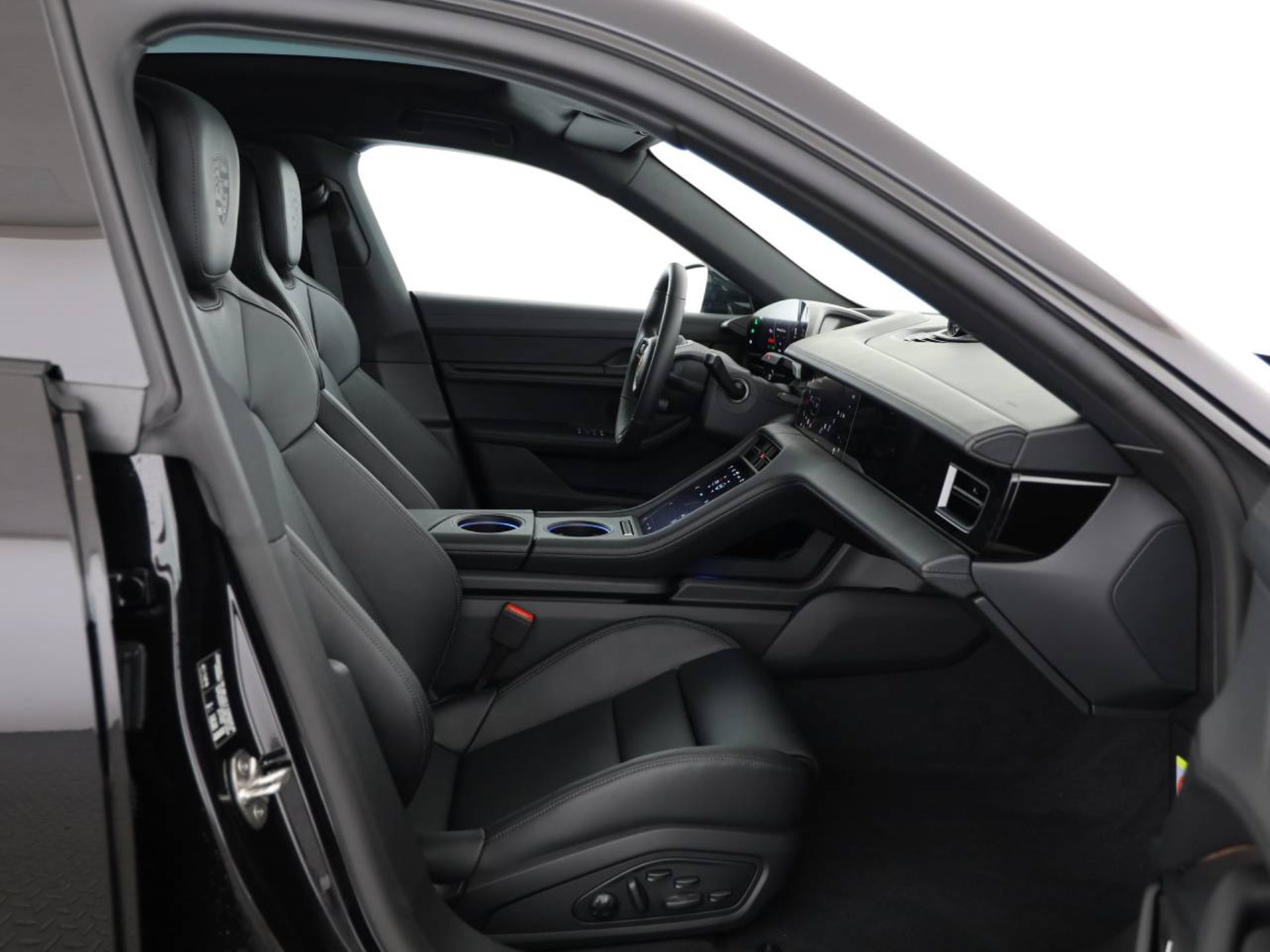 PORSCHE Taycan Black Edition-image-15