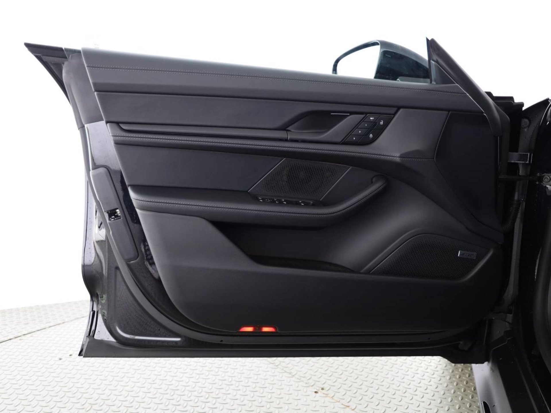 PORSCHE Taycan Black Edition-image-16