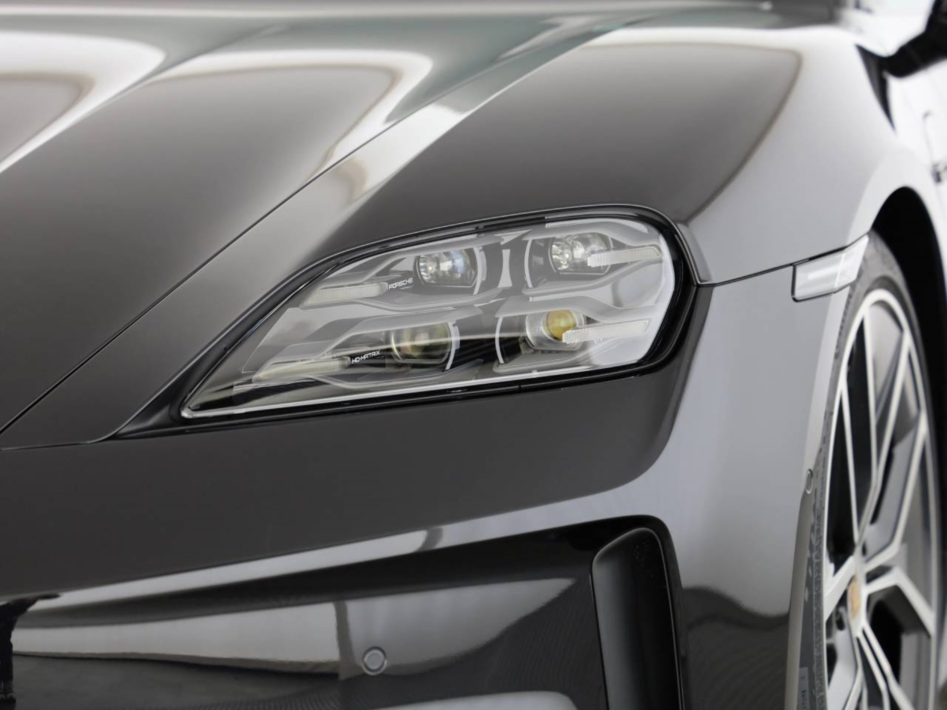 PORSCHE Taycan Black Edition-image-7