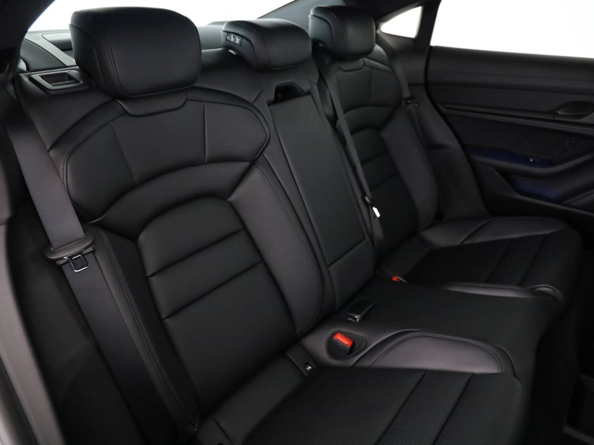 PORSCHE Taycan Black Edition-image-19
