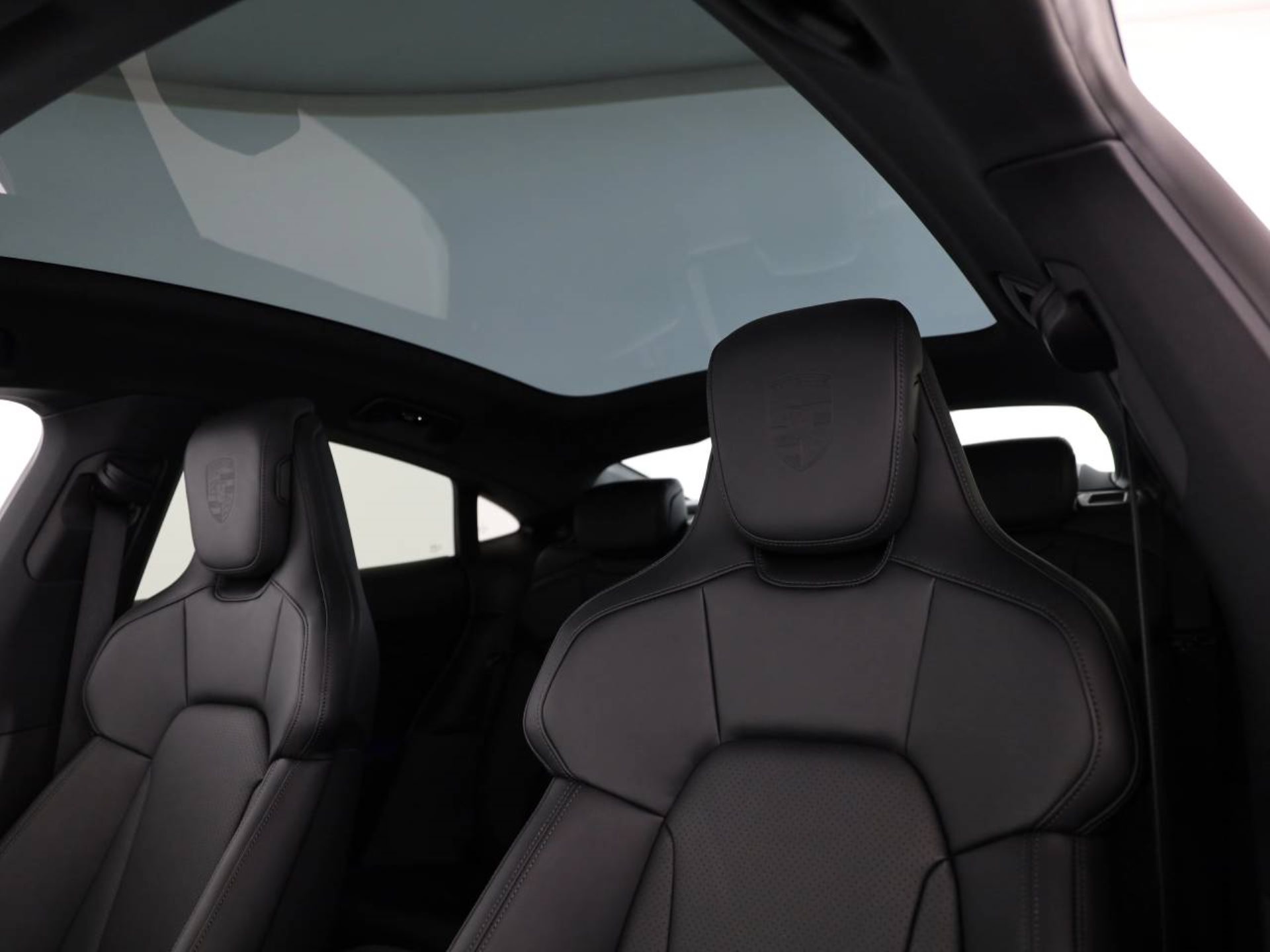 PORSCHE Taycan Black Edition-image-18