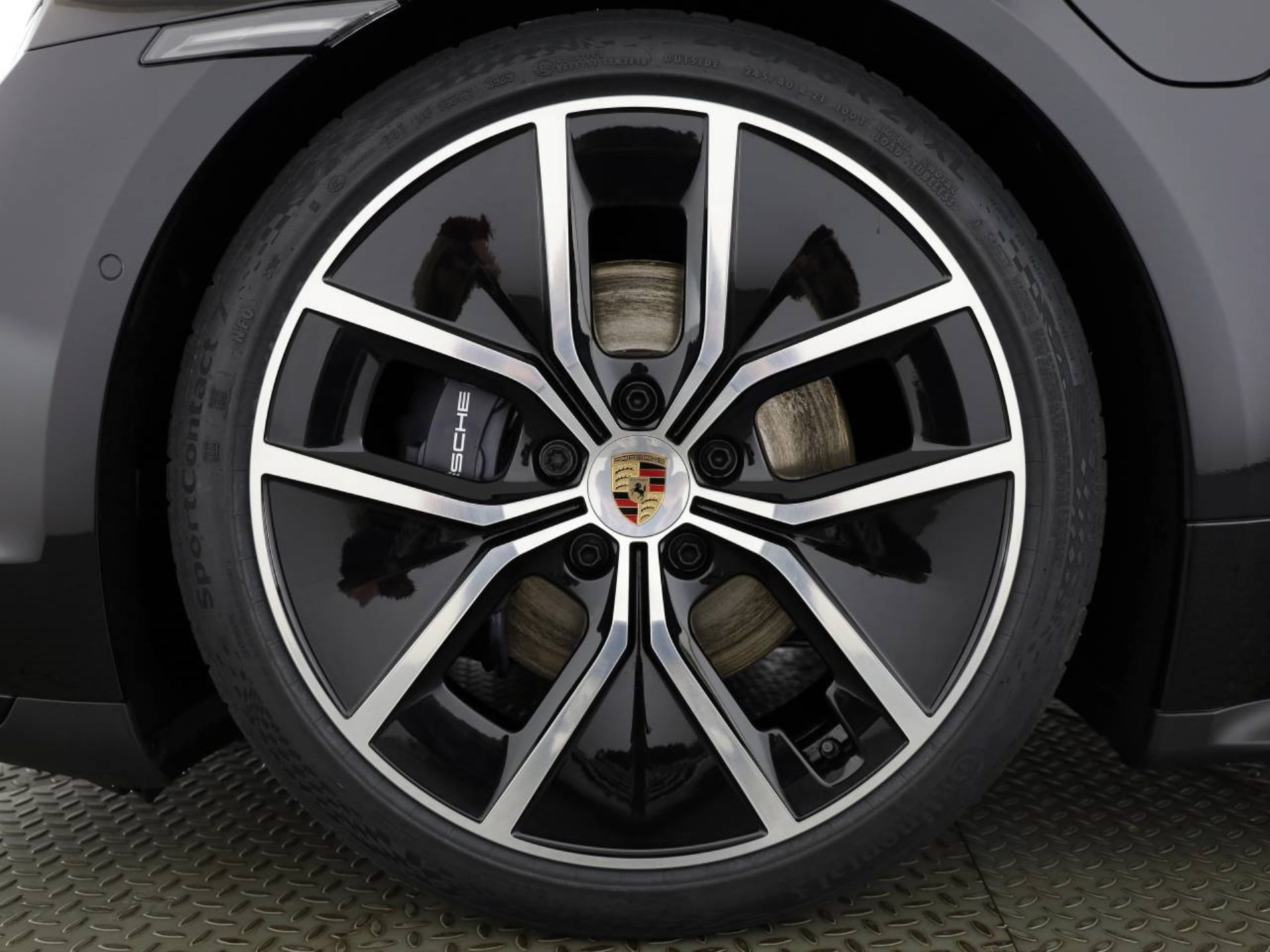 PORSCHE Taycan Black Edition-image-8