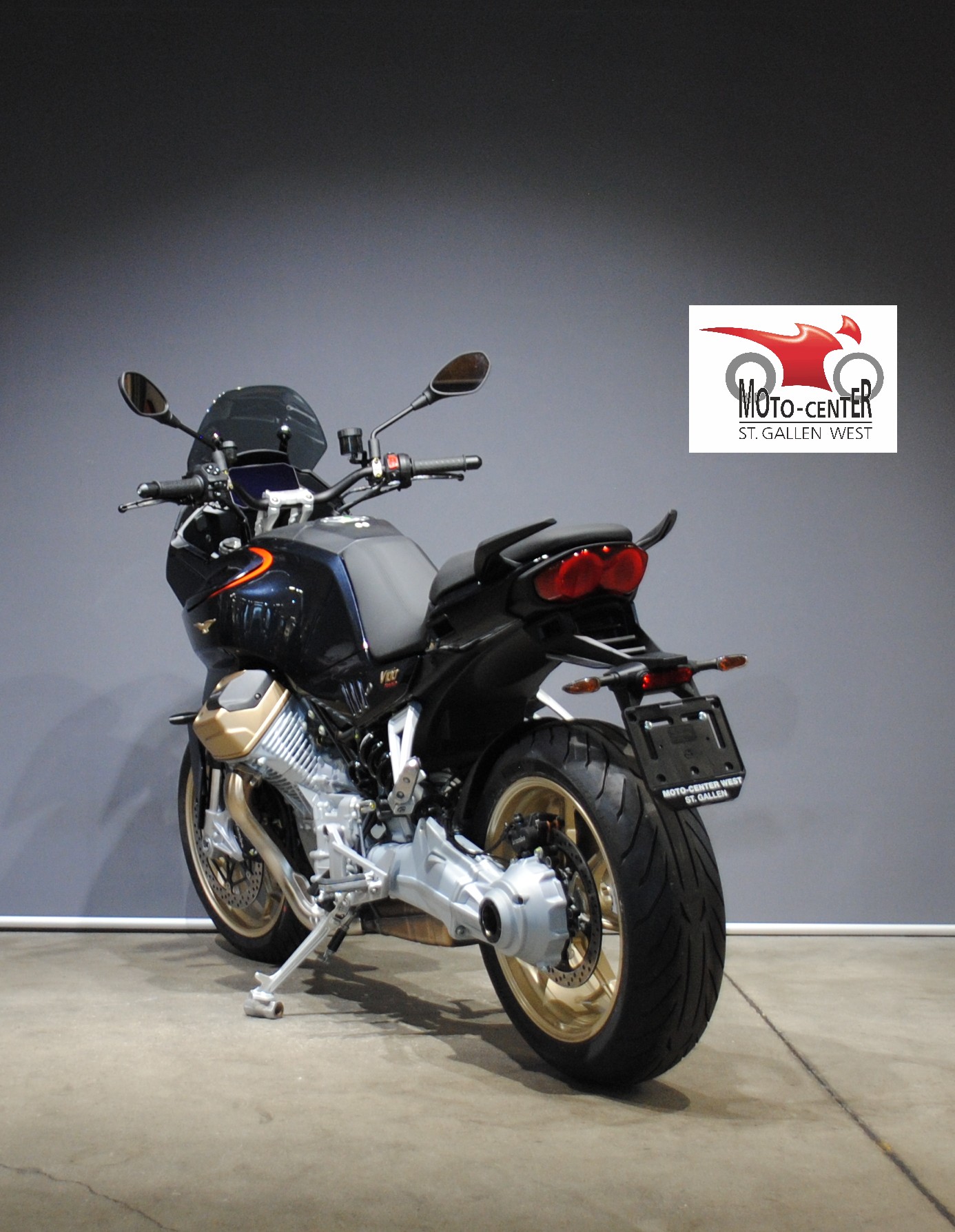 MOTO GUZZI V100 Mandello-showroom-element-3