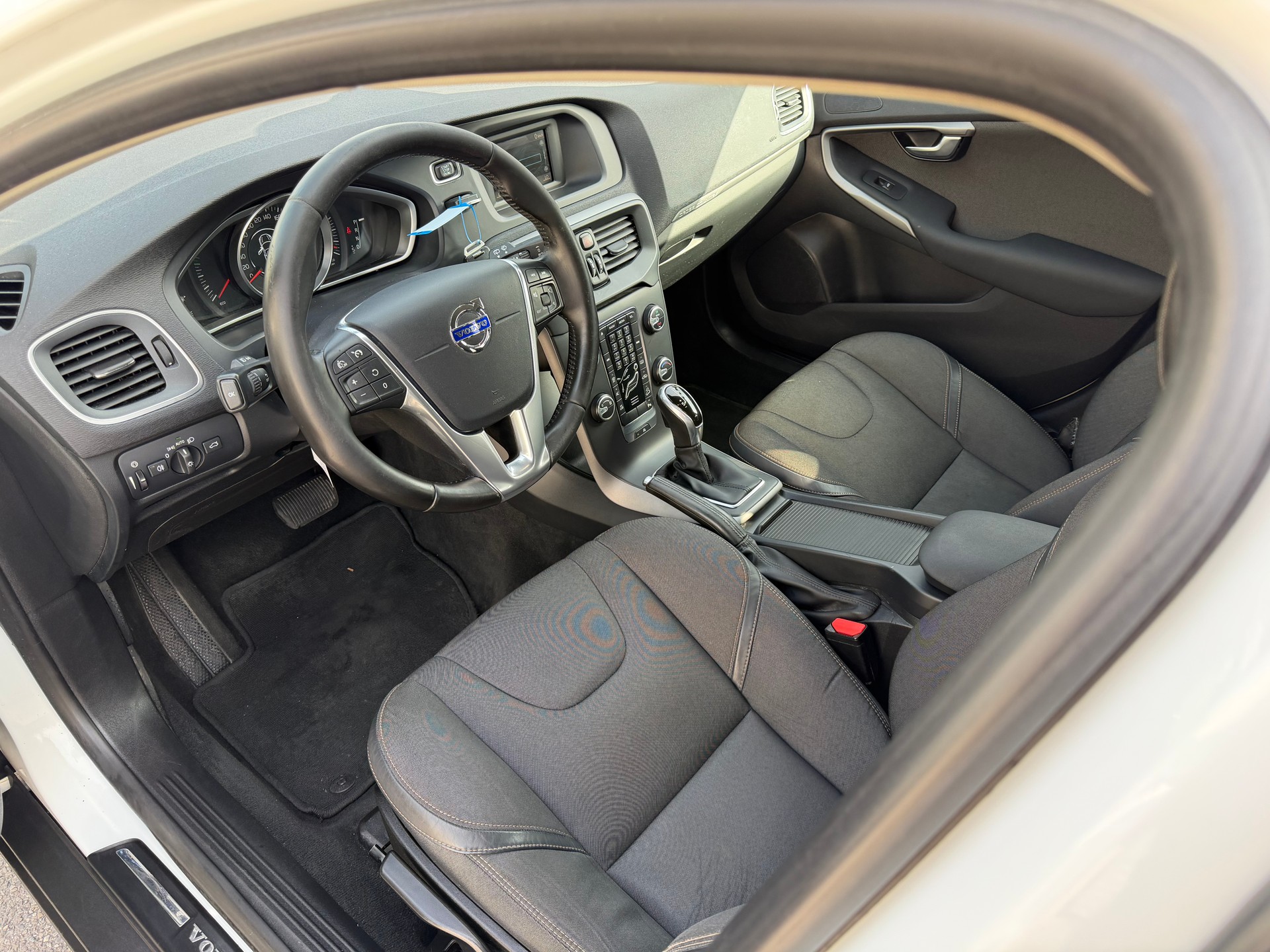 VOLVO V40 Cross Country T4 2.0 AWD Kinetic Geartronic-image-4
