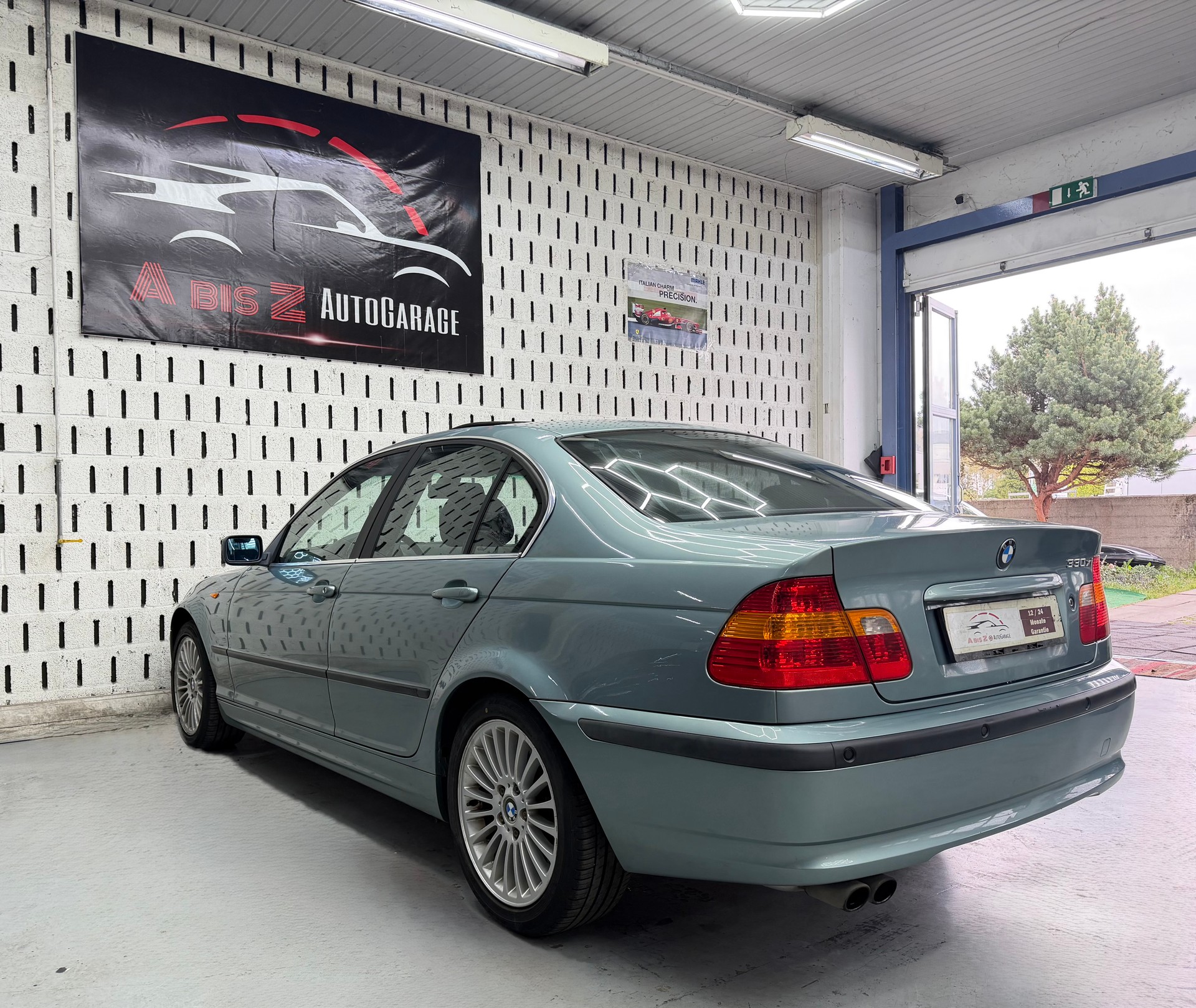 BMW 330xi-image-11