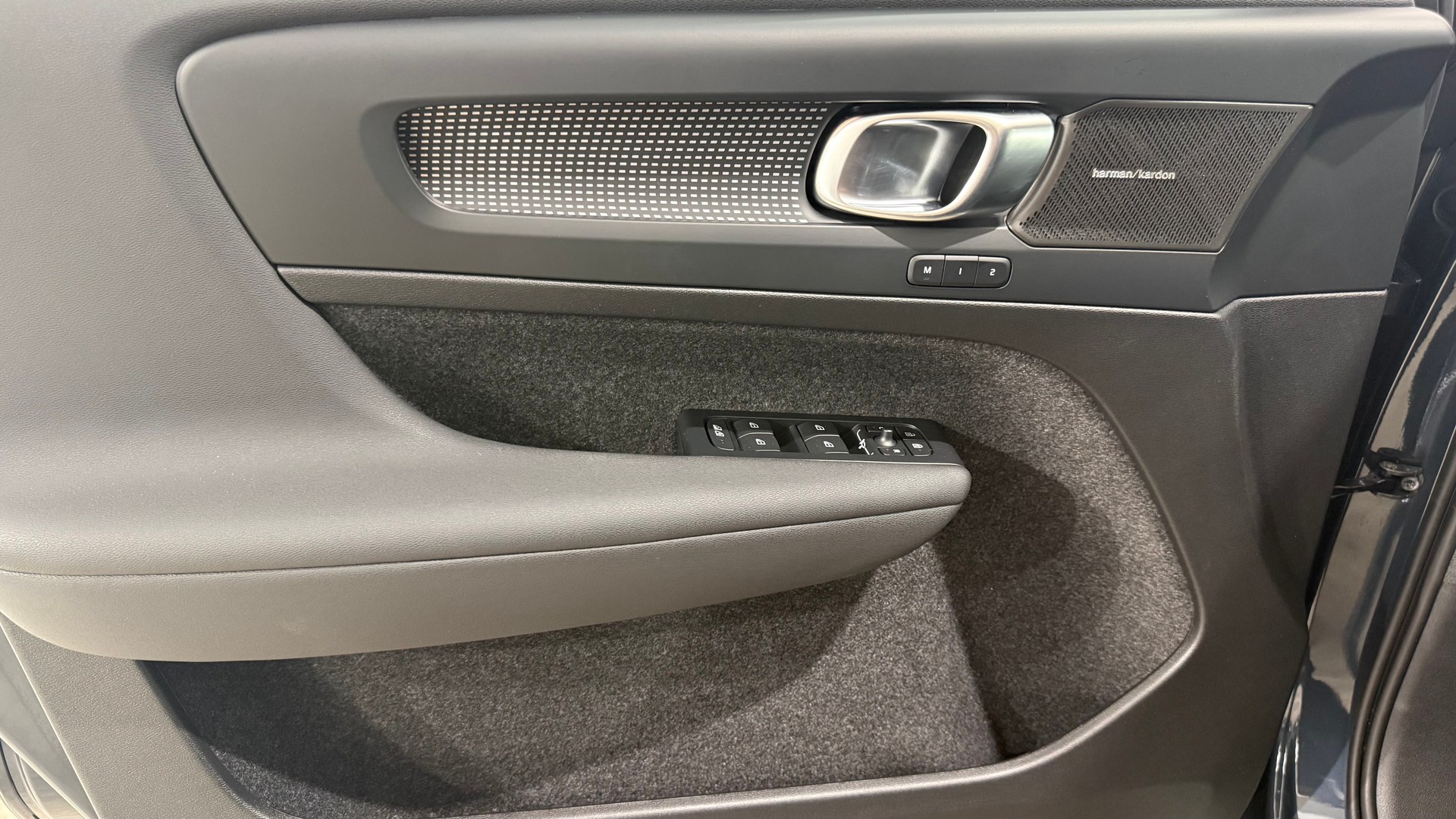 VOLVO EX40 Twin Black Edition AWD-image-10