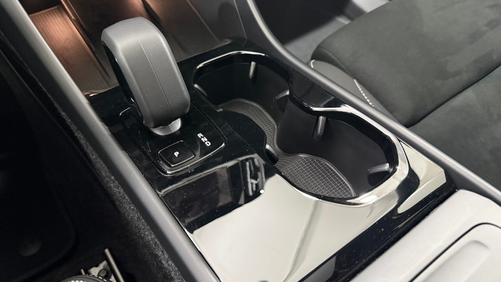 VOLVO EX40 Twin Black Edition AWD-image-11