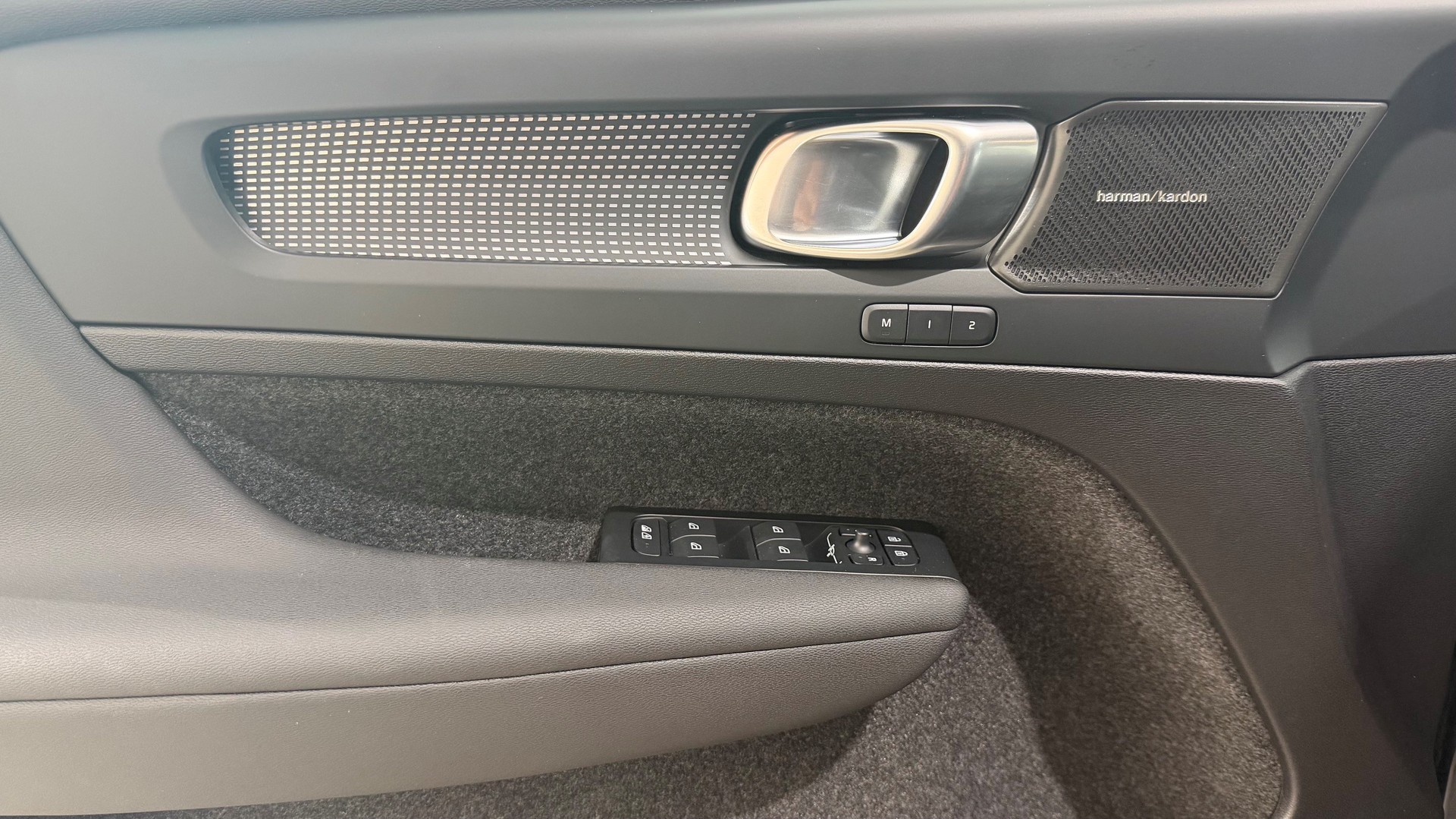 VOLVO EX40 Twin Black Edition AWD-image-13