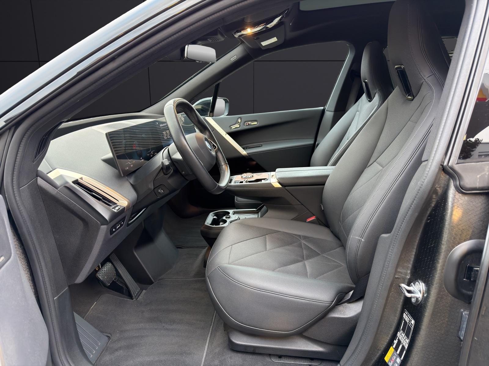 BMW iX xDrive40-image-1