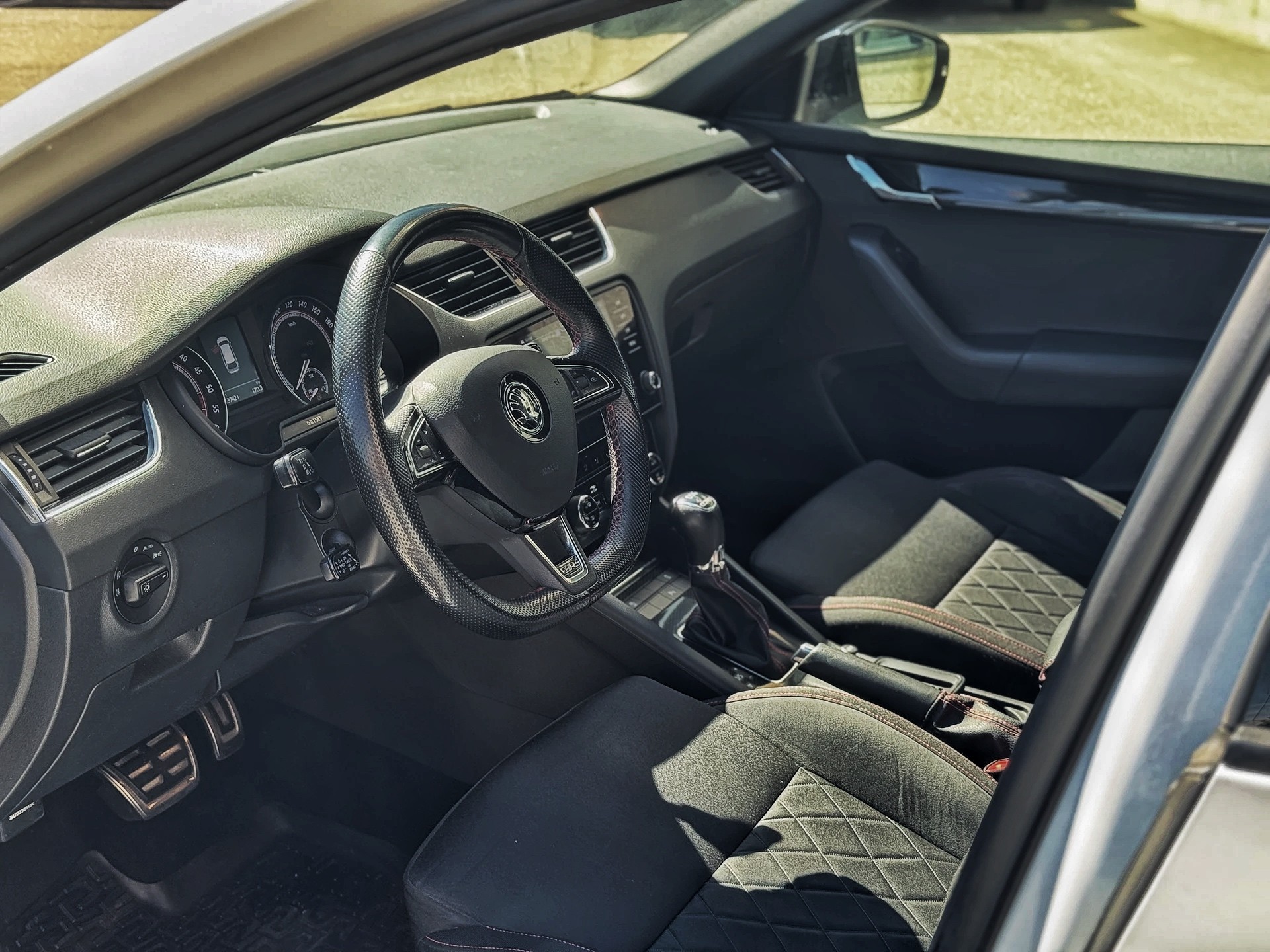 SKODA Octavia Combi 2.0 TDI RS 4x4 DSG-image-14