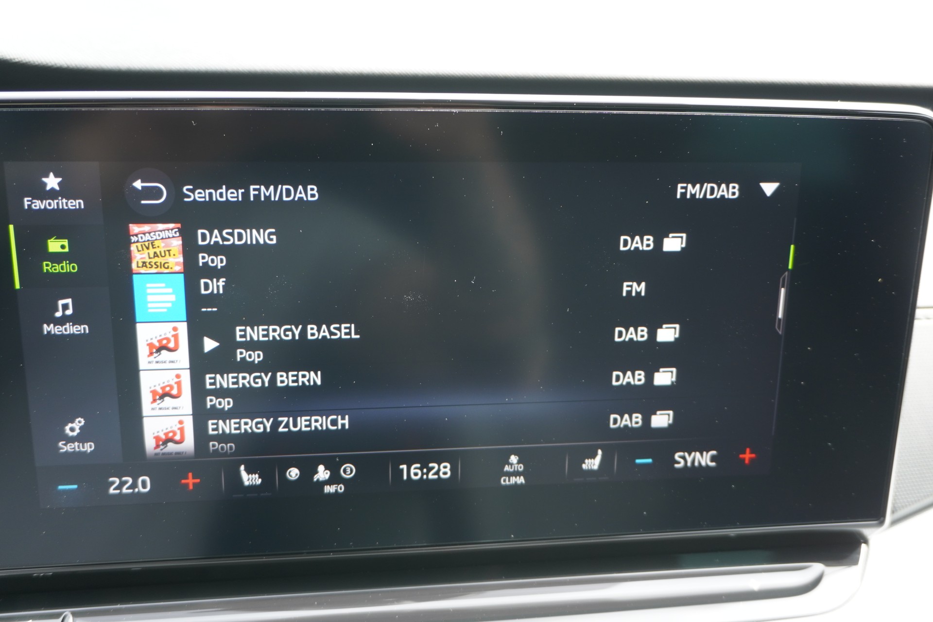 SKODA Octavia Combi 2.0 TDI DSG Ambition-image-24