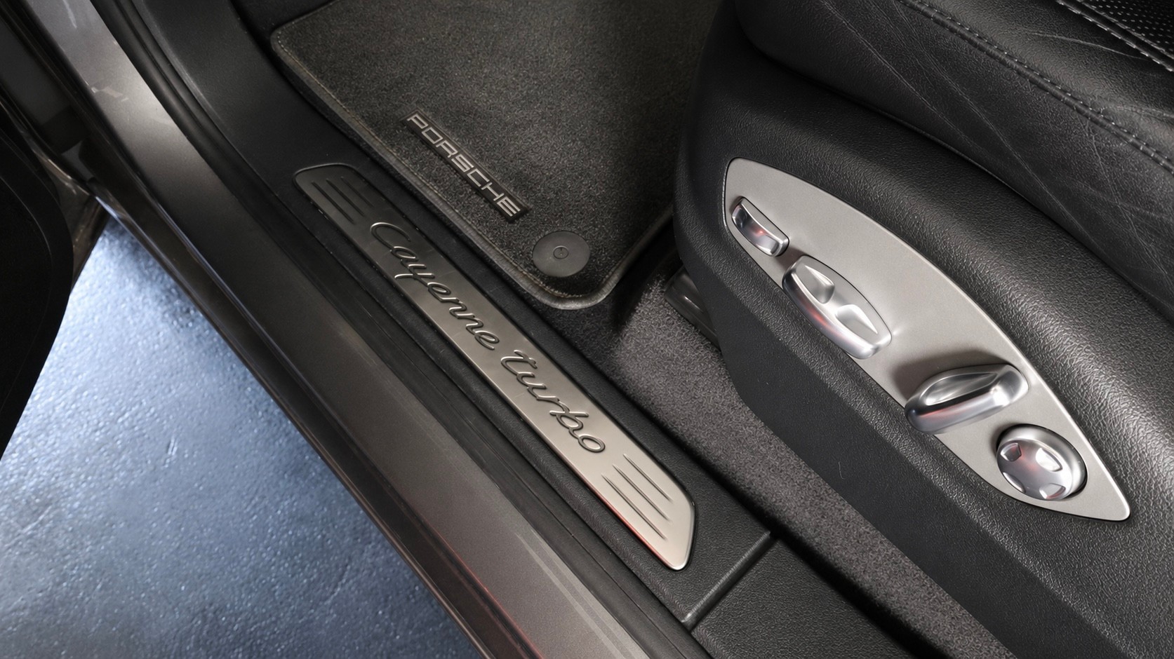 PORSCHE Cayenne 4.8 V8 Turbo TipT-image-2