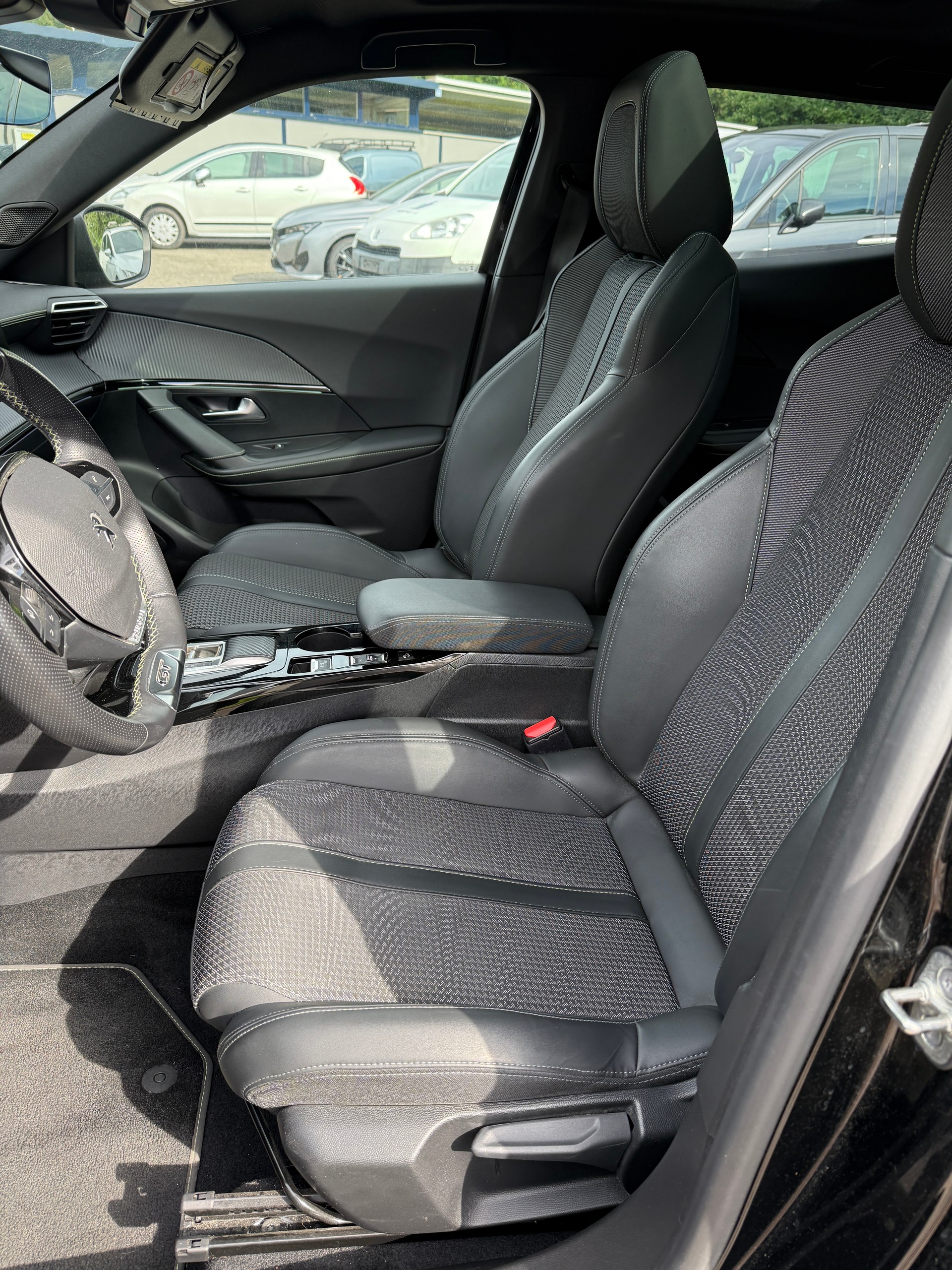 PEUGEOT 2008 1.2 PureTech GT EAT8-image-6