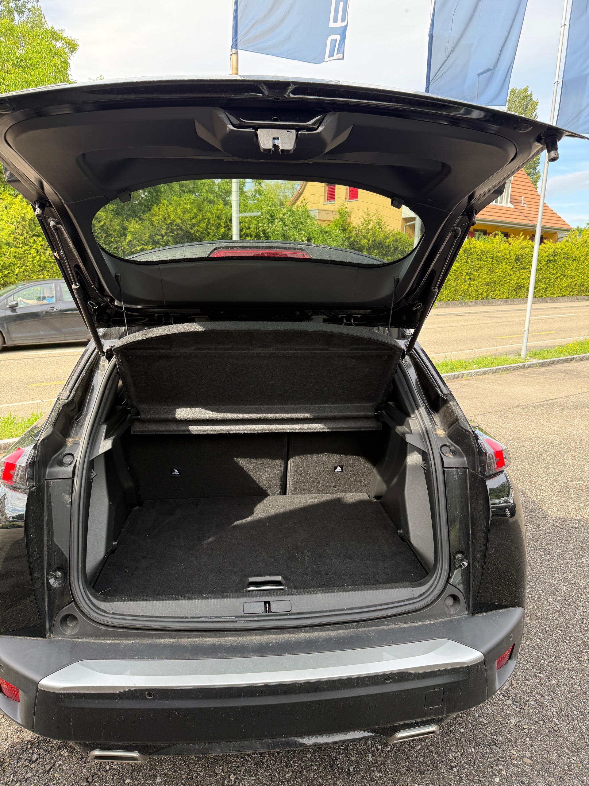 PEUGEOT 2008 1.2 PureTech GT EAT8-image-4