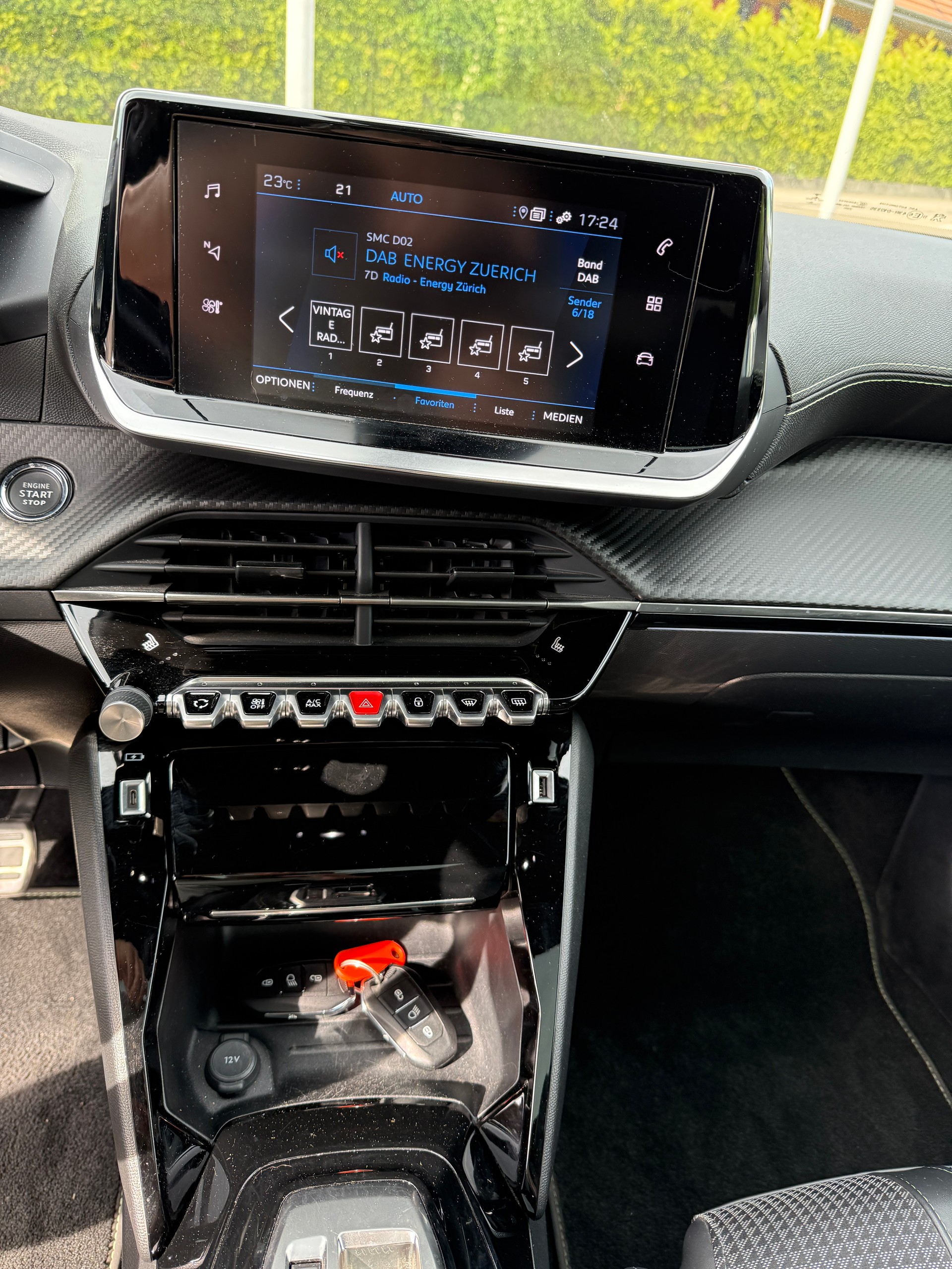PEUGEOT 2008 1.2 PureTech GT EAT8-image-8