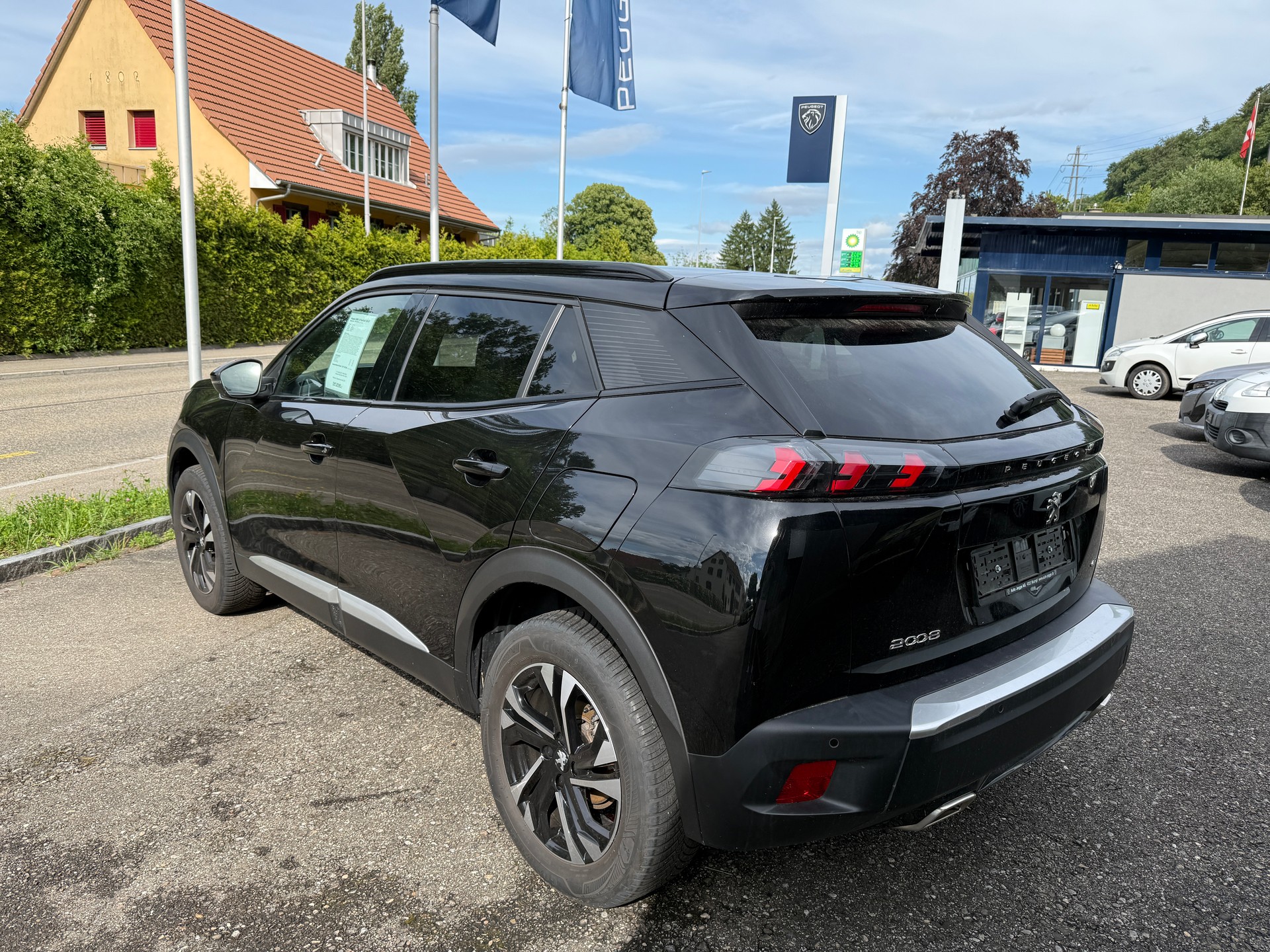 PEUGEOT 2008 1.2 PureTech GT EAT8-image-2