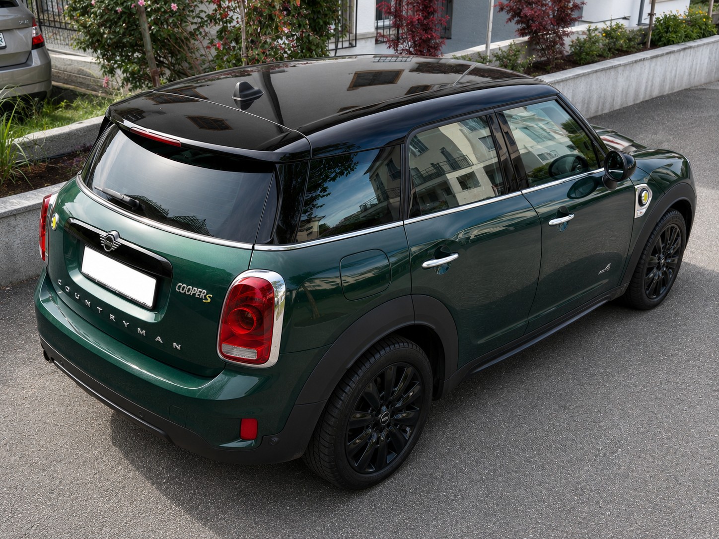 MINI 1.5i Cooper S E ALL4-image-2