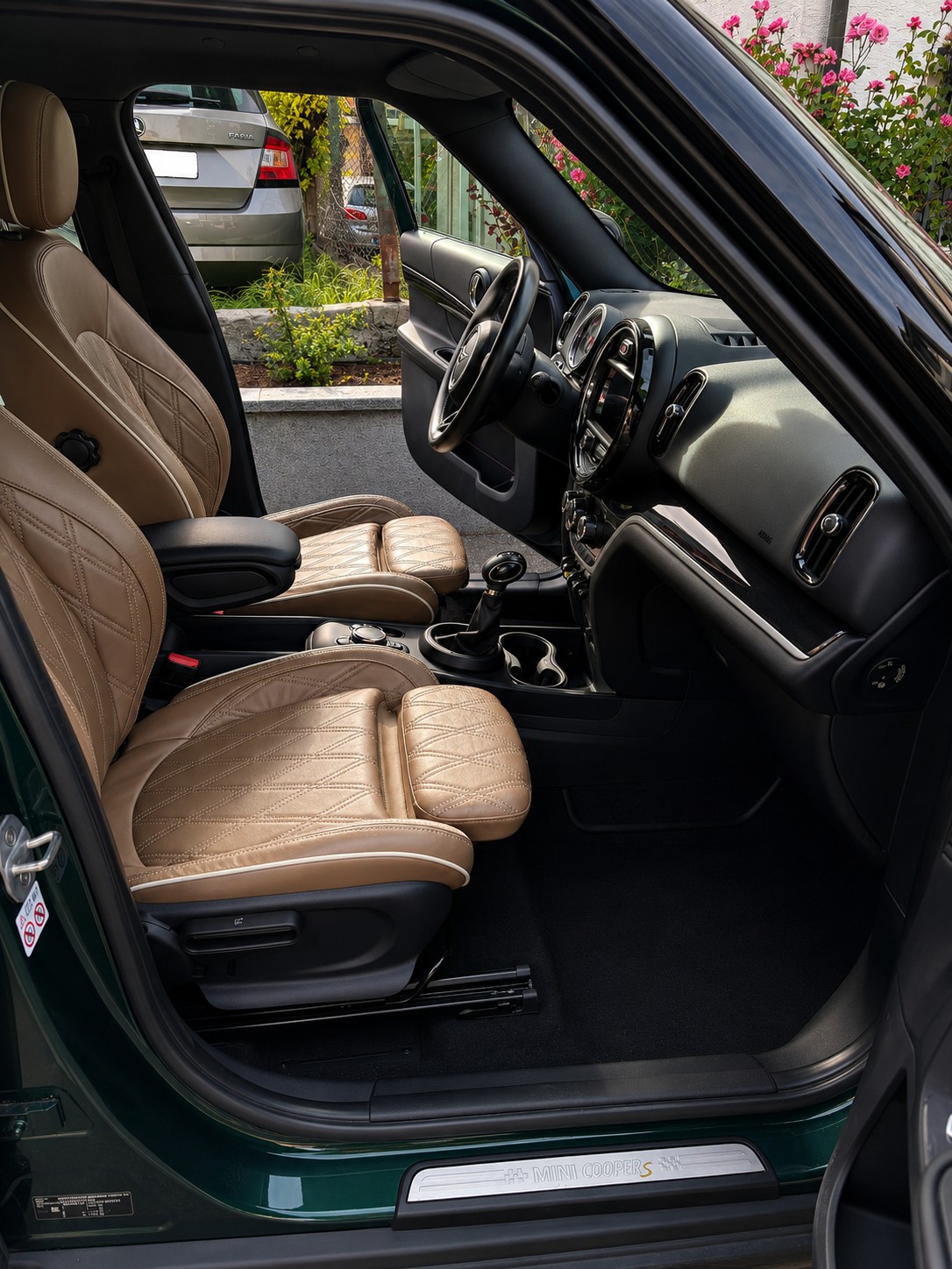 MINI 1.5i Cooper S E ALL4-image-4