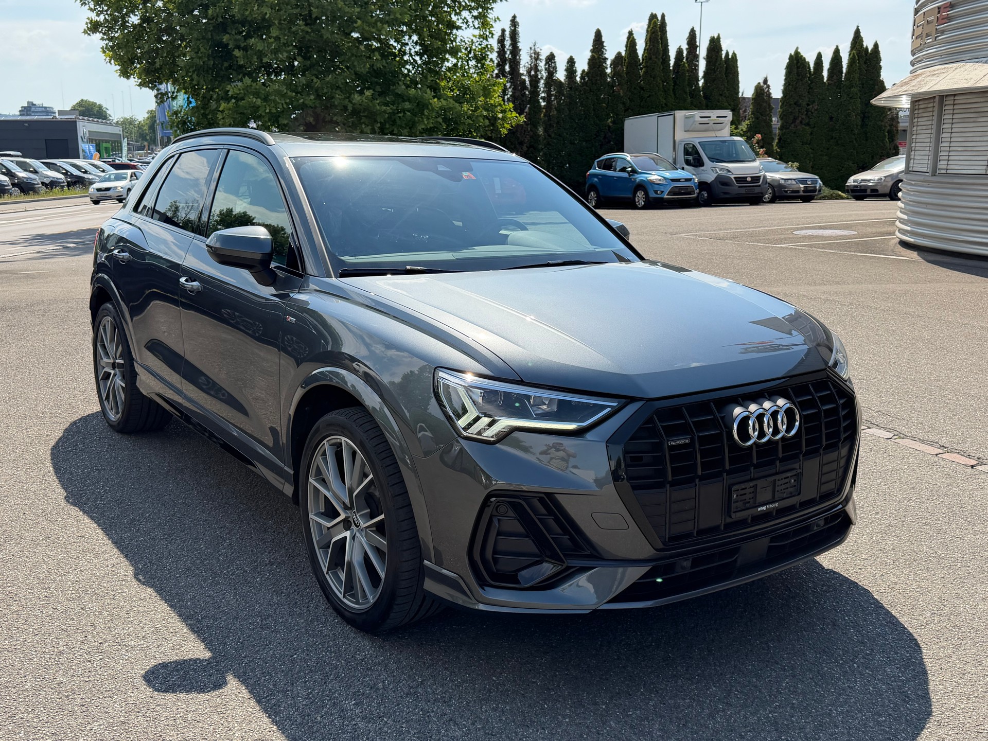 AUDI Q3 40 TDI S line quattro S-tronic-image-2