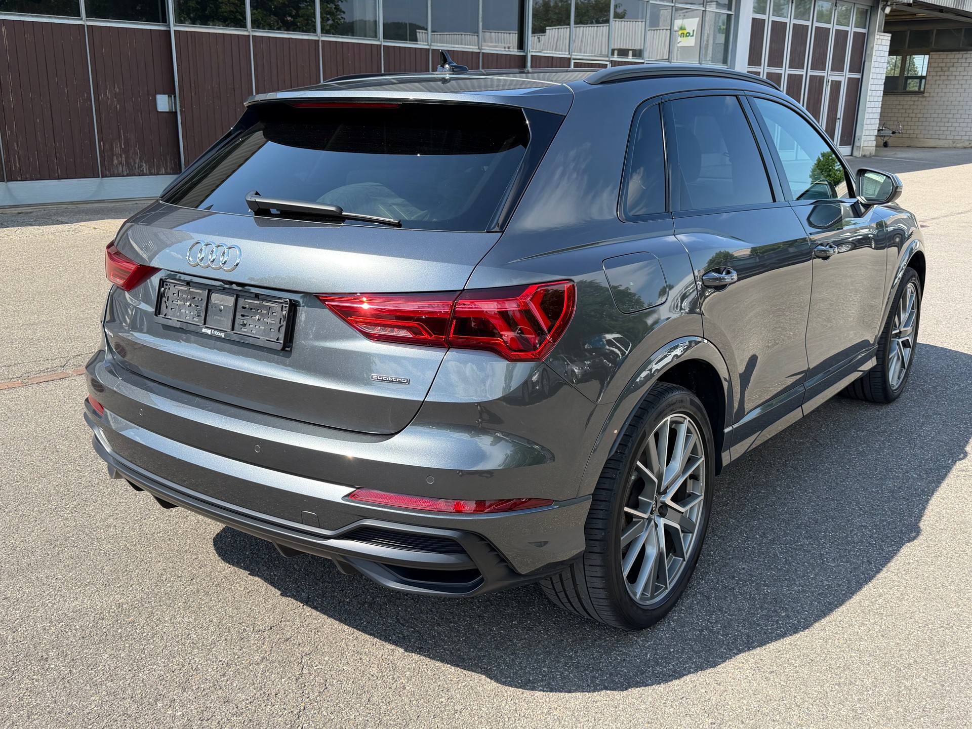 AUDI Q3 40 TDI S line quattro S-tronic-image-3