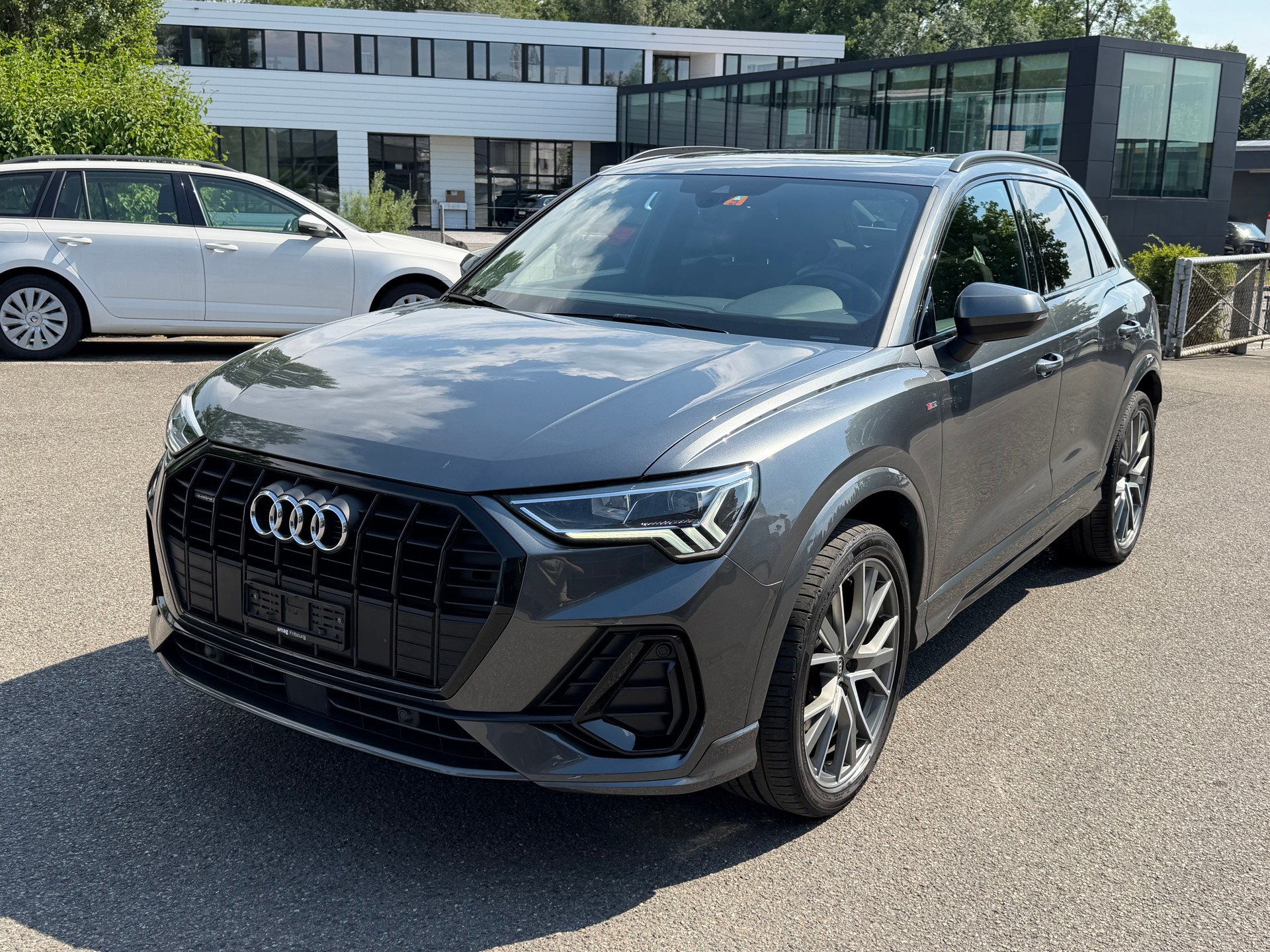 AUDI Q3 40 TDI S line quattro S-tronic-image-0