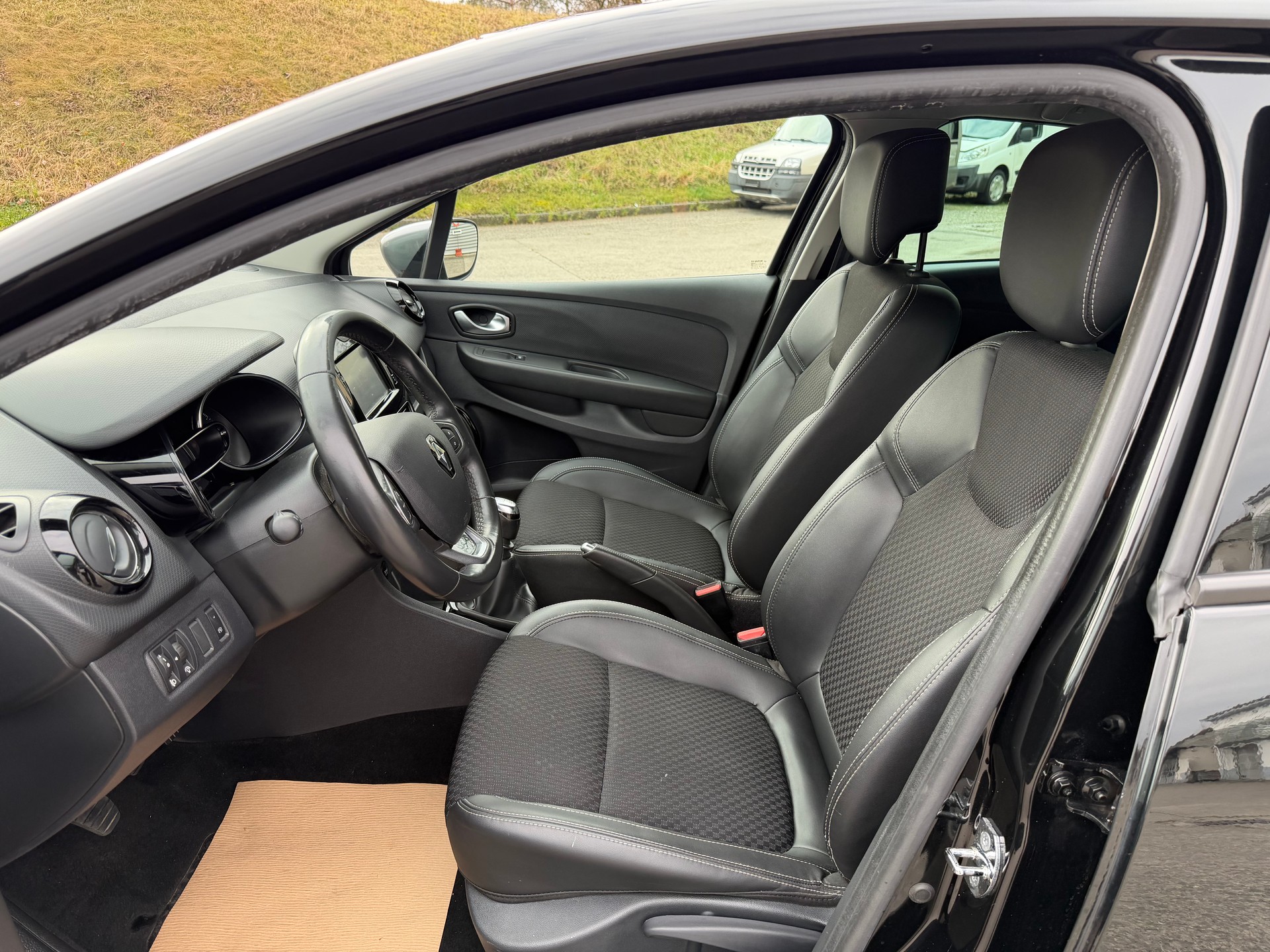 RENAULT Clio 1.2 16V T GT Line-image-8