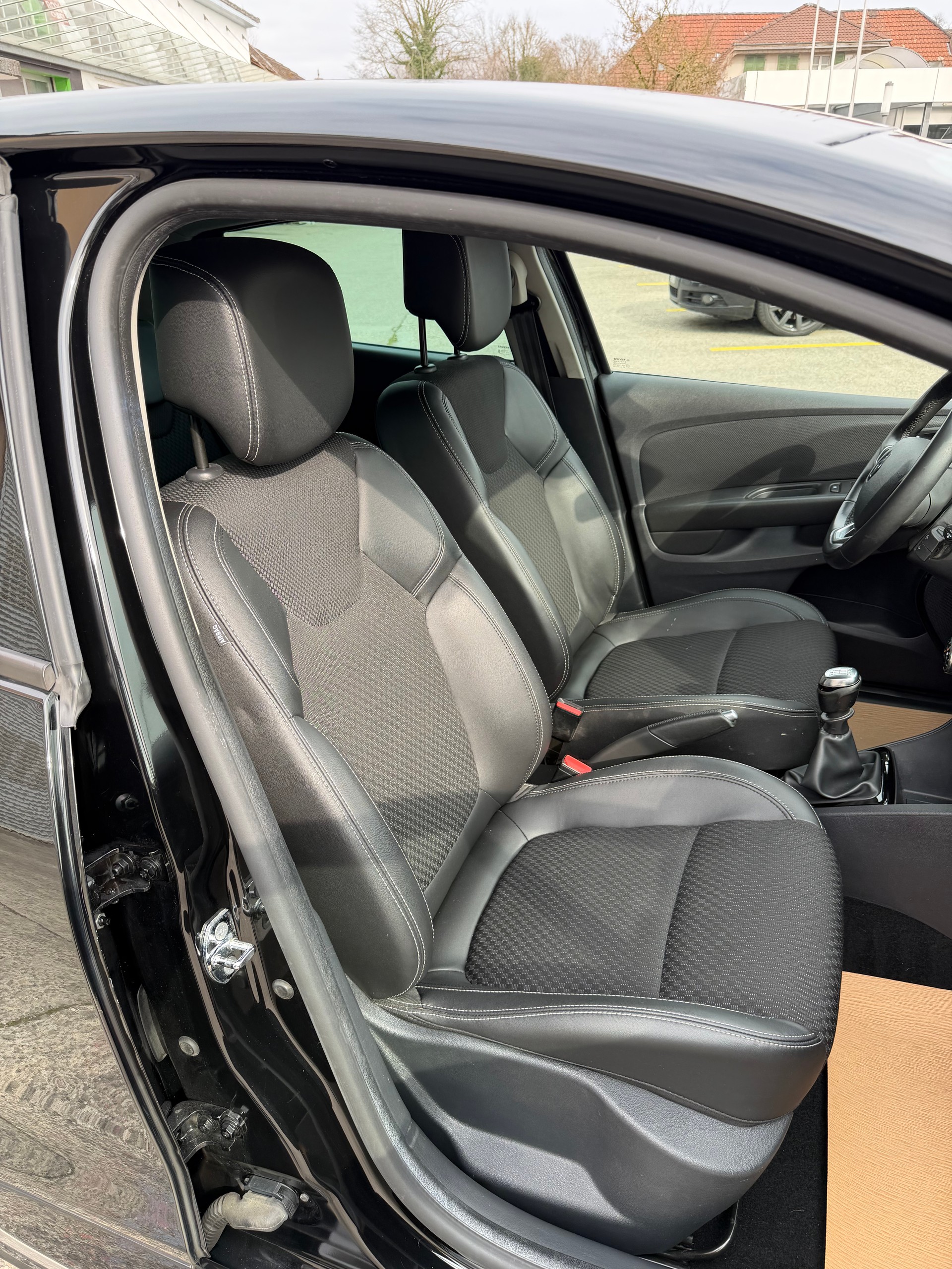 RENAULT Clio 1.2 16V T GT Line-image-14