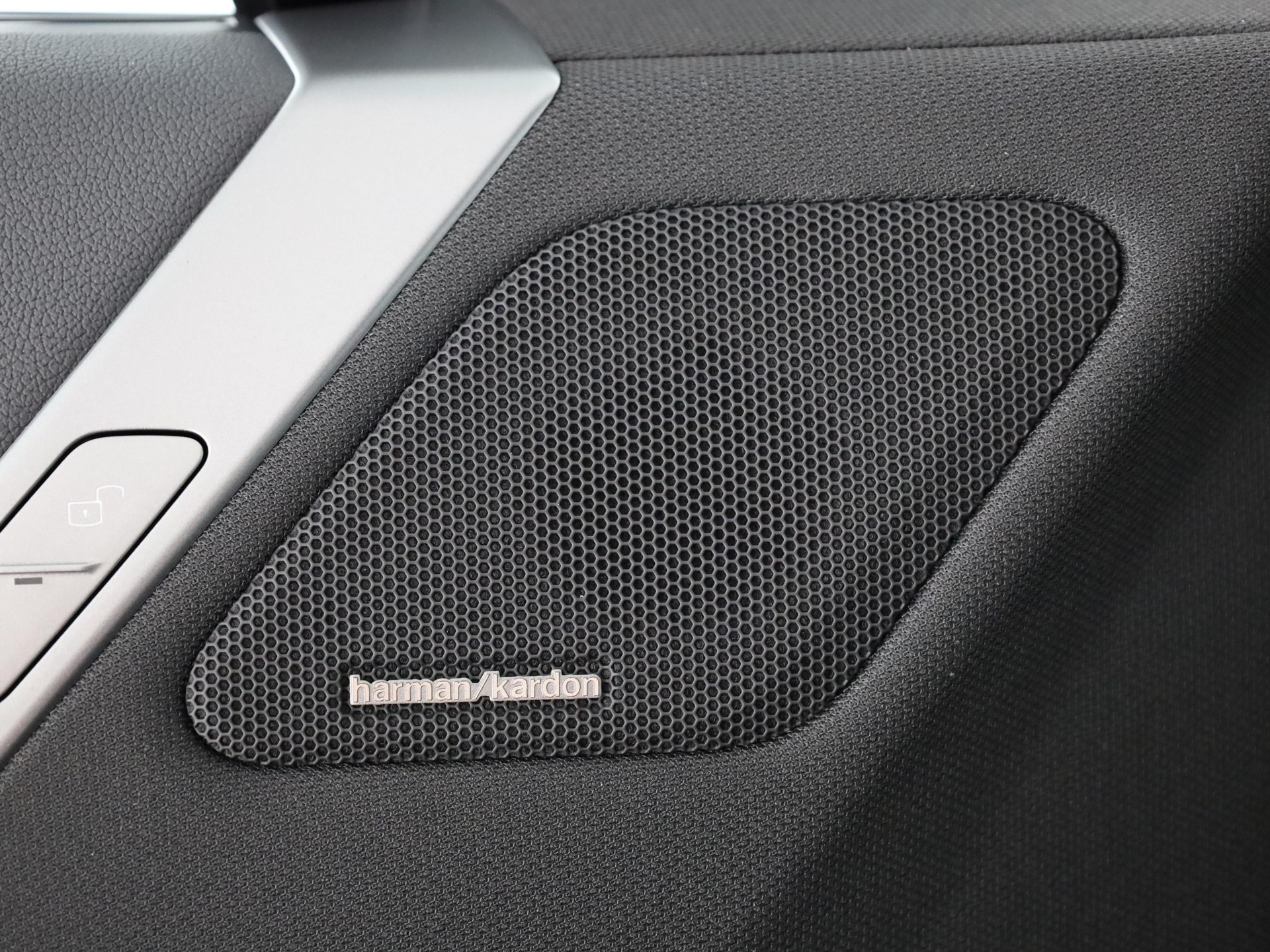 BMW iX xDrive60-image-12